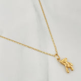 Set Cadena Escalera Plana + Dije Oso / 2.2gr / 50 cm Tres Oros 18K