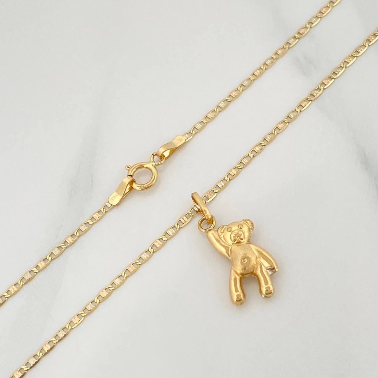 Set Cadena Escalera Plana + Dije Oso / 2.2gr / 50 cm Tres Oros 18K