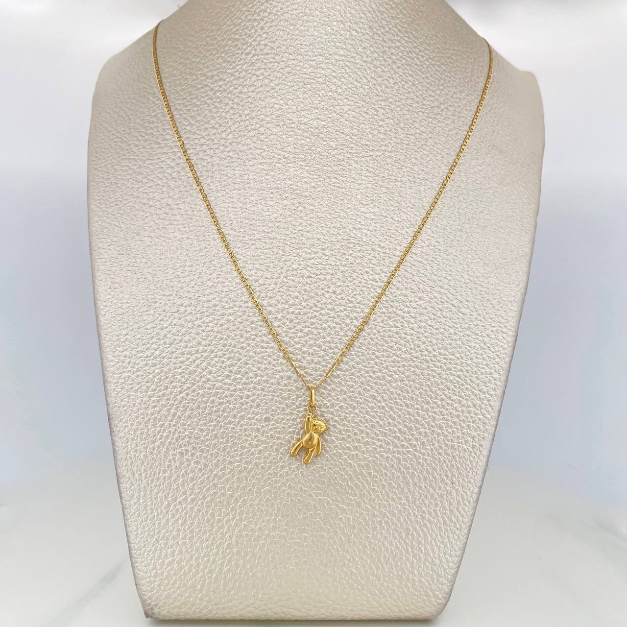 Set Cadena Escalera Plana + Dije Oso / 2.2gr / 50 cm Tres Oros 18K