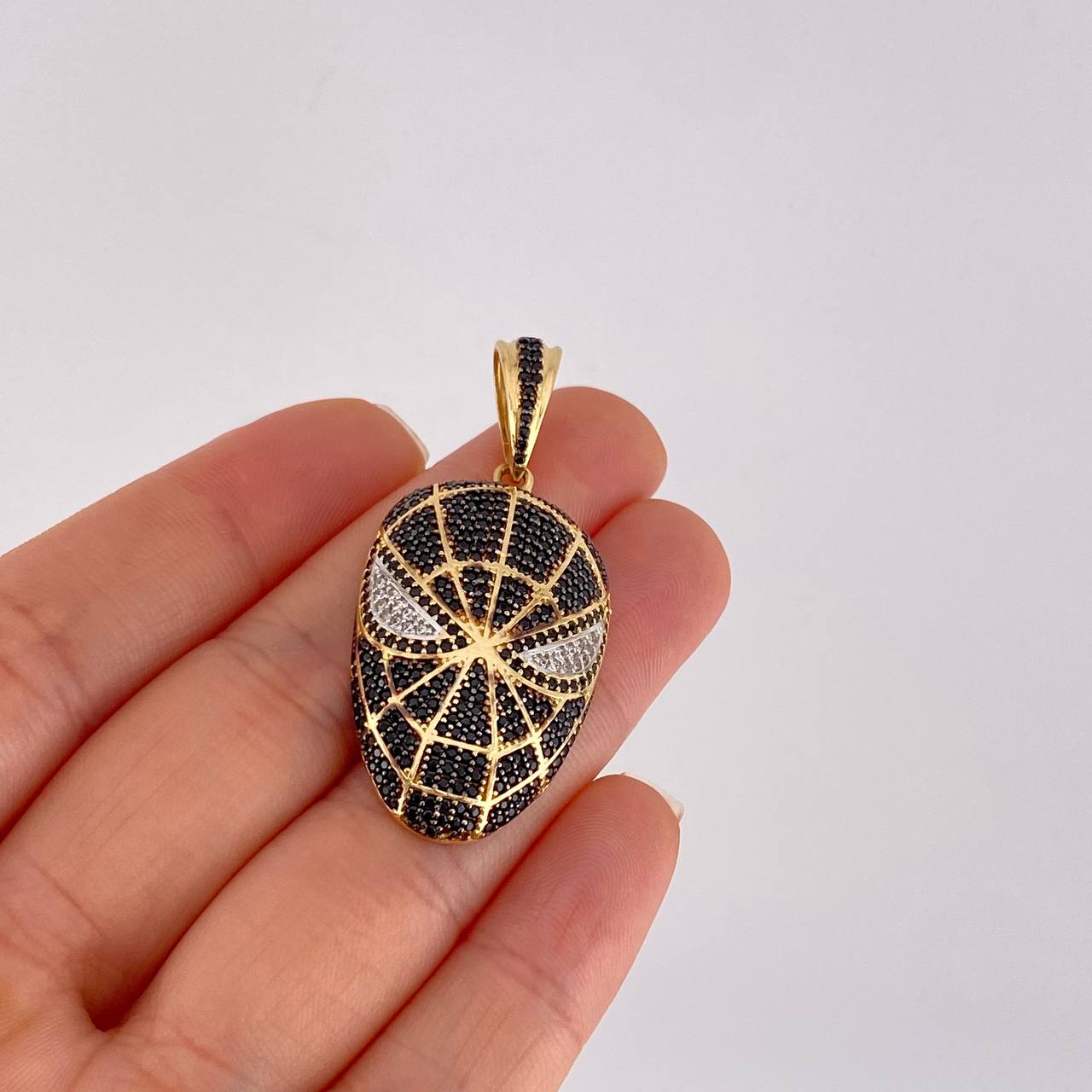 Dije Héroe de Negro 9.5g / 4.5cm Oro Amarillo 18K