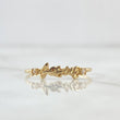 Anillo Jesús Letra Cursiva 0.9gr / T8 / Circones Blancos Oro Amarillo 18K ©