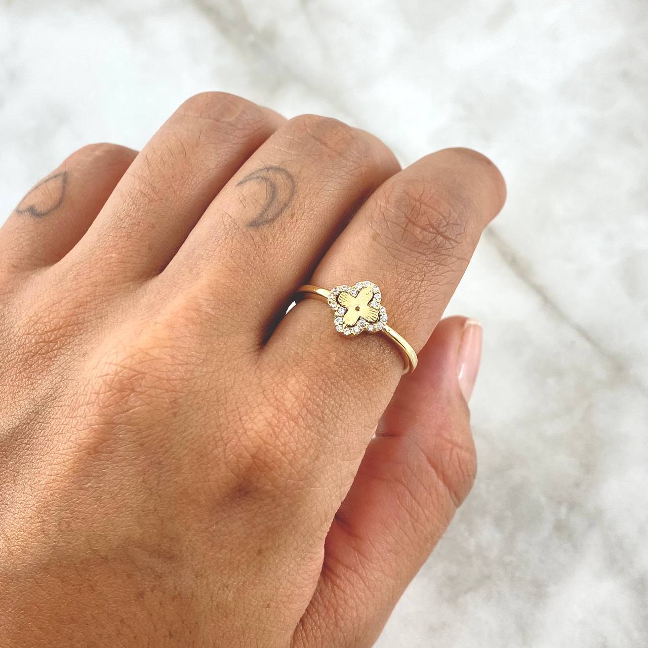 Anillo Trébol VCyA 2.25gr / T7 3/4 / 8mm Rayado - Circones Blancos Oro Amarillo 18K