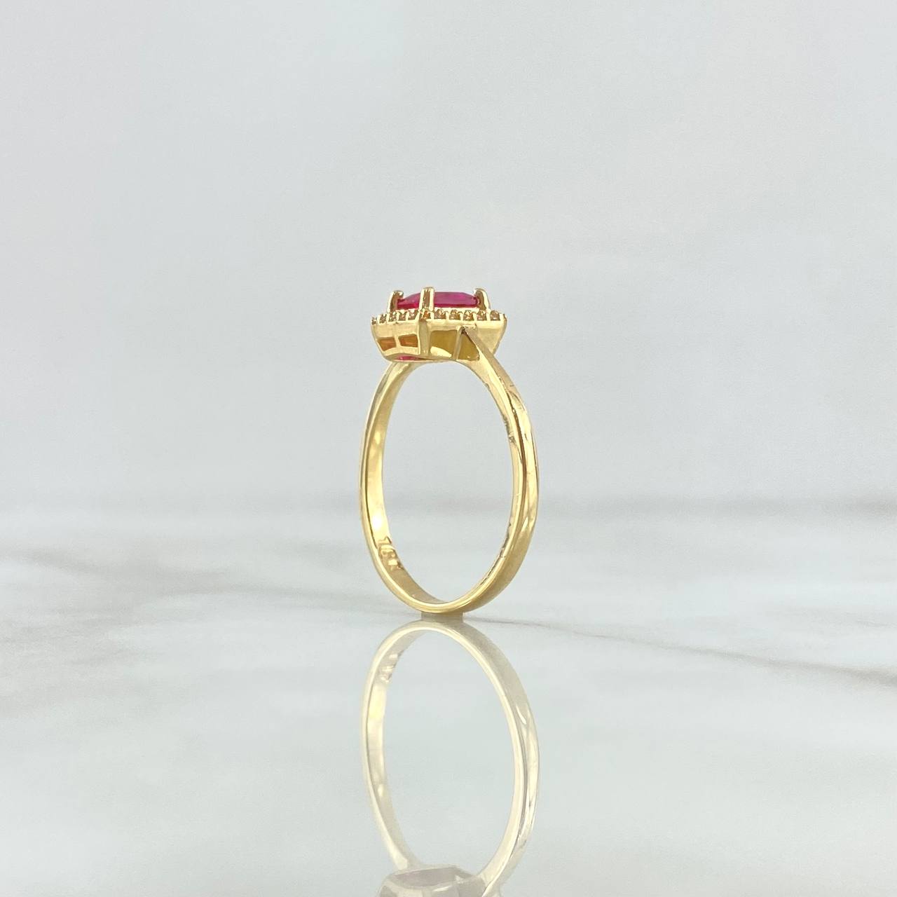Anillo Solitario Halo Rectangular 2.55gr / T7 / Circones Blancos Fucsia Oro Amarillo 18K ©