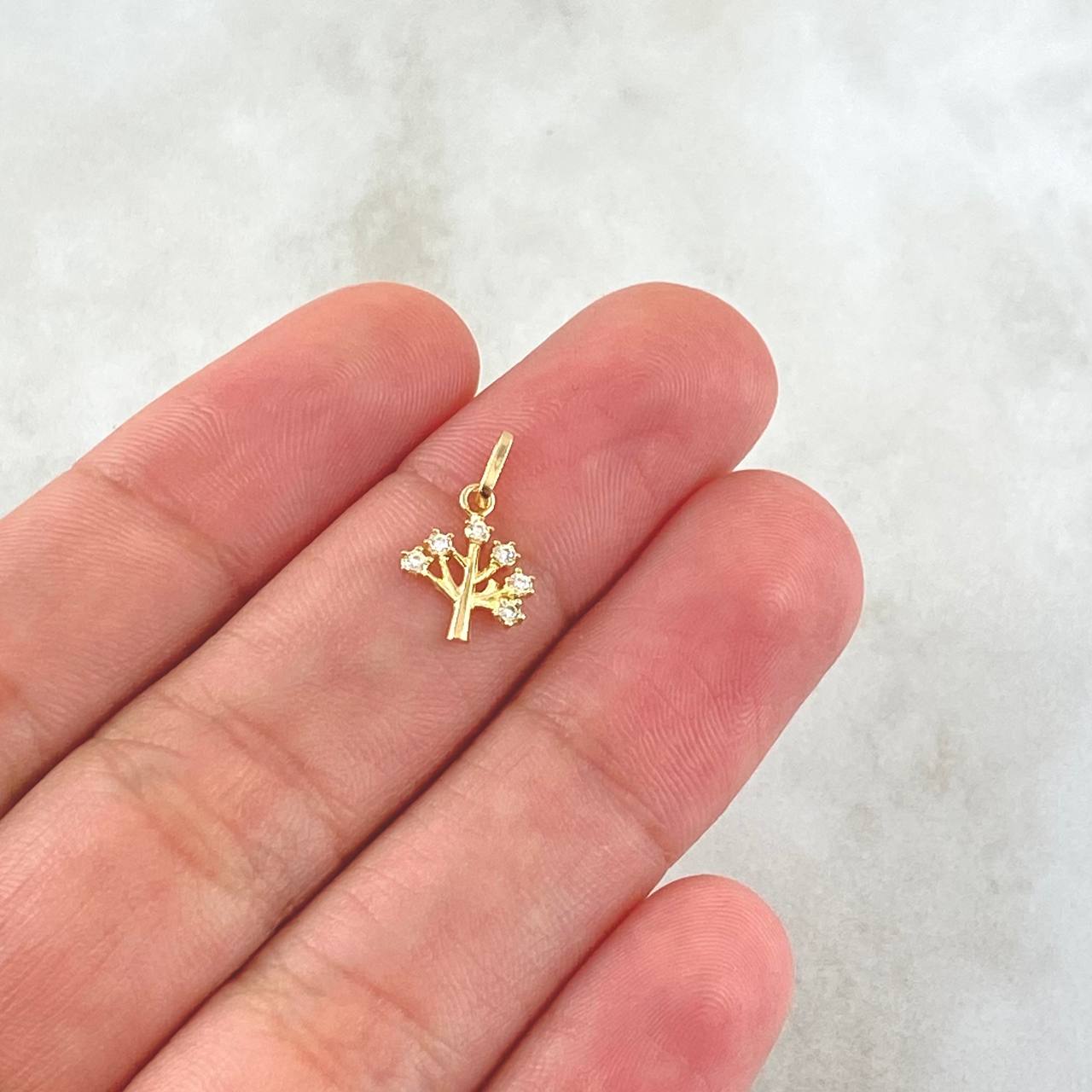 Dije Arbol 0.35gr / 1.4cm / Circones Blancos Oro Amarillo 18K ©