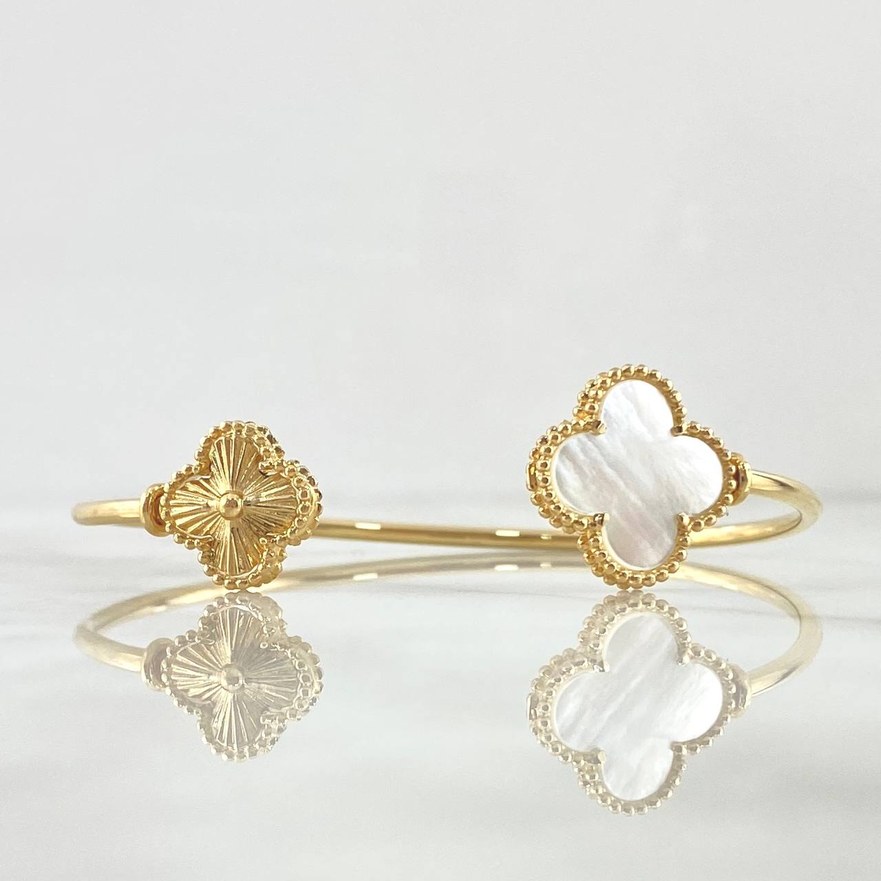 Pulso Aro Trébol VCyA 8.15gr / 18cm / 13mm - 17mm Nacar Blanco - Diamantado Punteado Oro Amarillo Nac.Esp. 18K