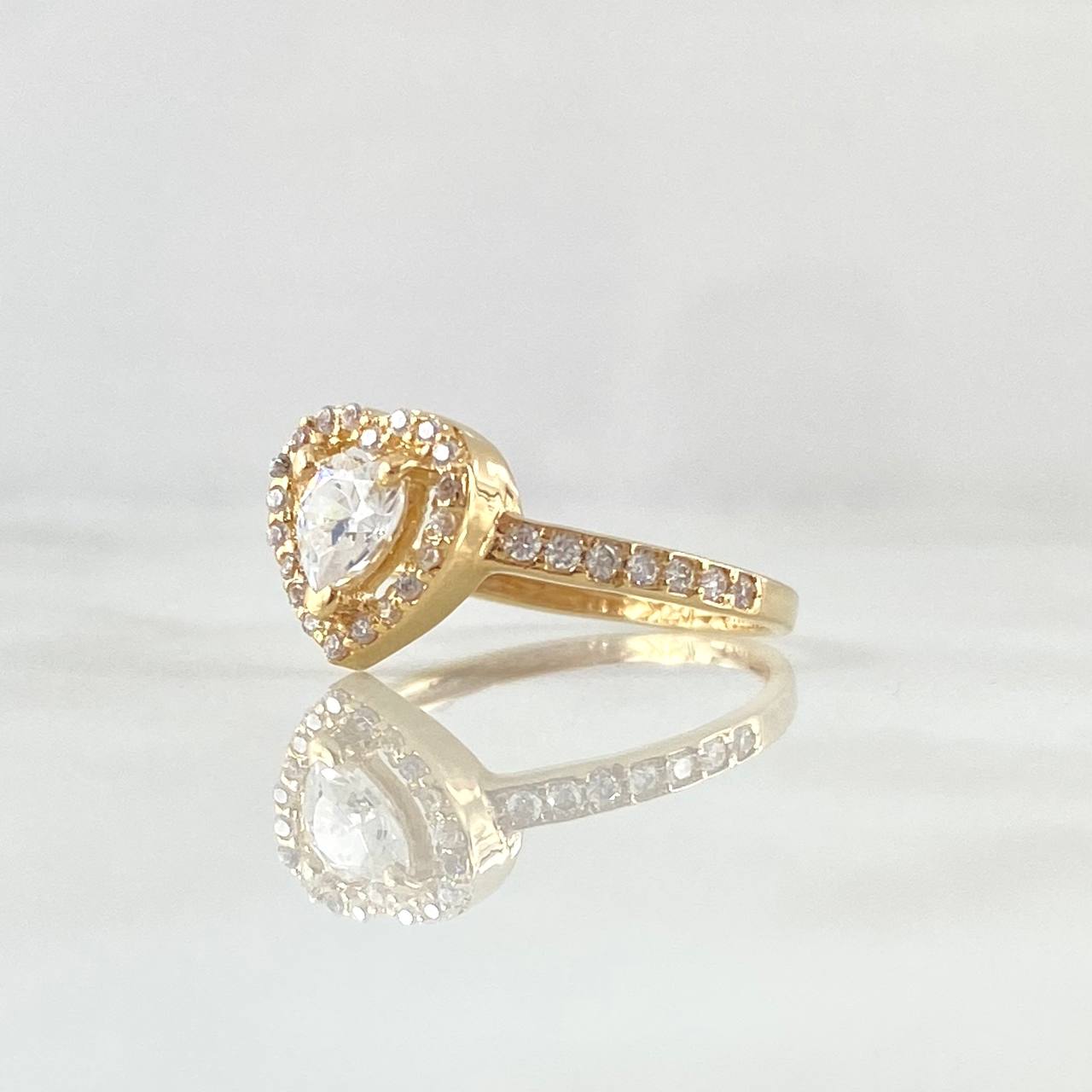 Anillo Halo Corazon 2.05gr / T7 / Circones Blancos Oro Amarillo 18K