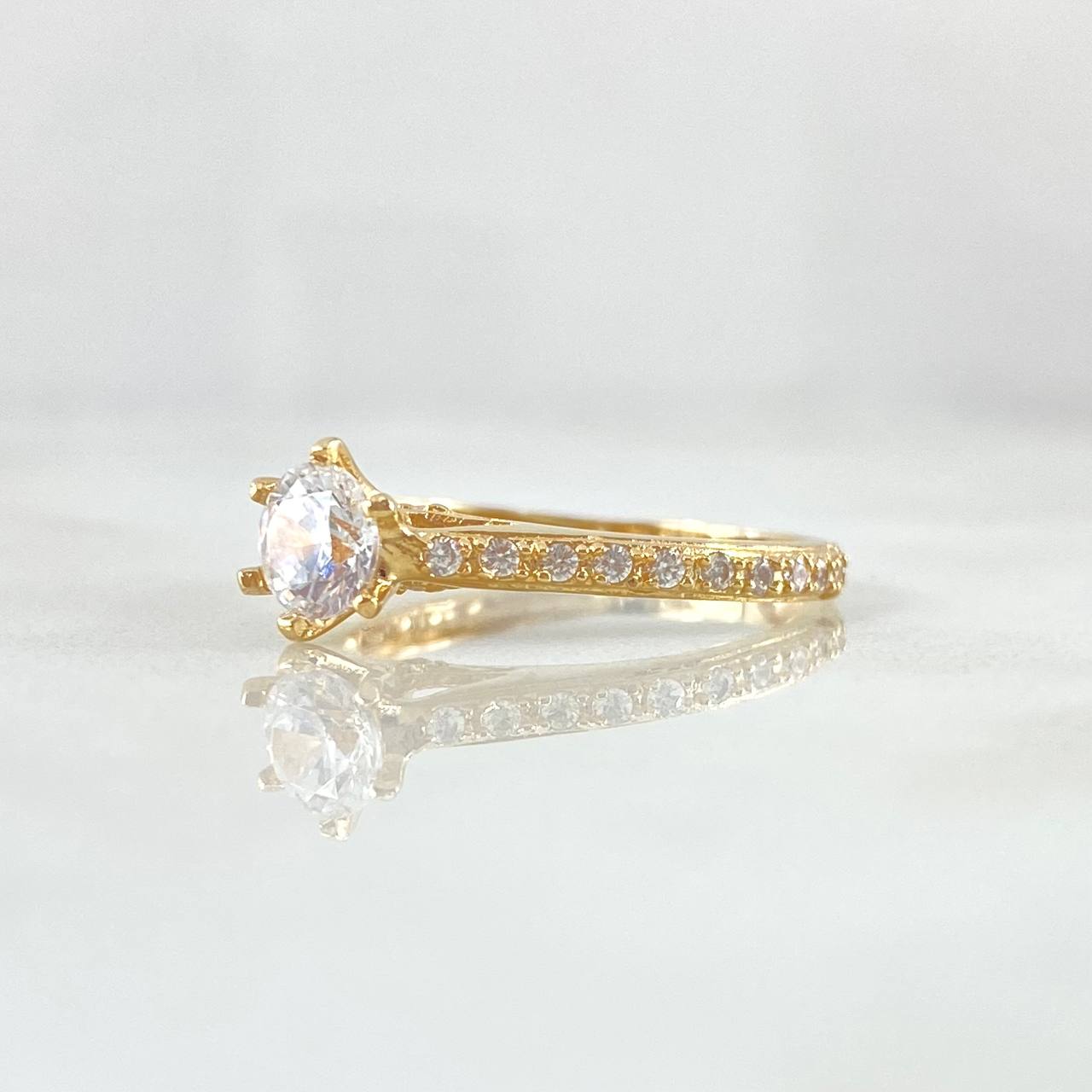 Anillo Solitario Cetro Basteado 2.25gr / T6 / Circones Blancos Oro Amarillo 18K