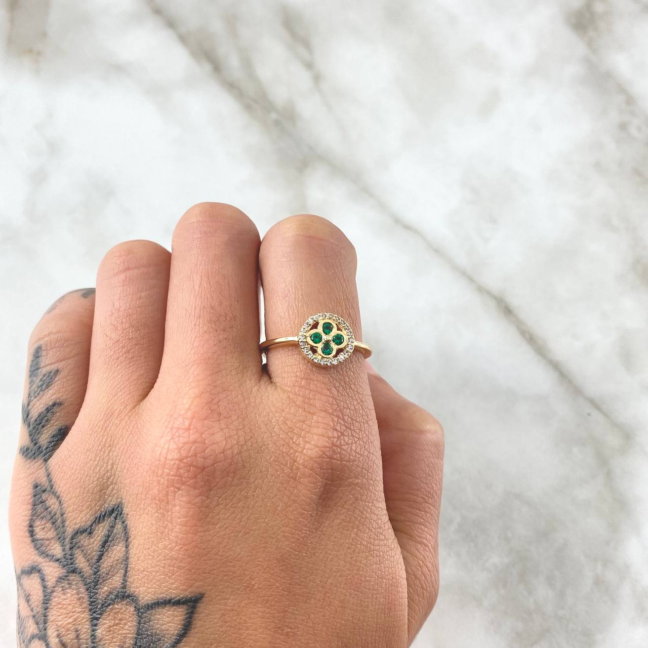 Anillo Flor Sello 2.65gr / T7 1/2 / Circones Blancos Verdes Oro Amarillo 18K