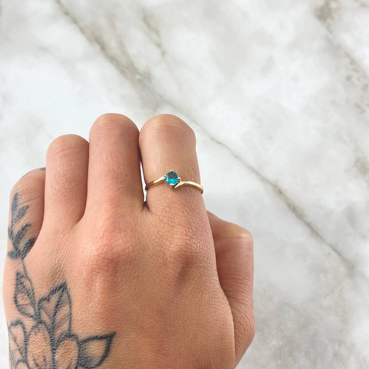 Anillo Solitario 1.2gr / T5 3/4 / Circon Azul Celeste Oro Amarillo 18K