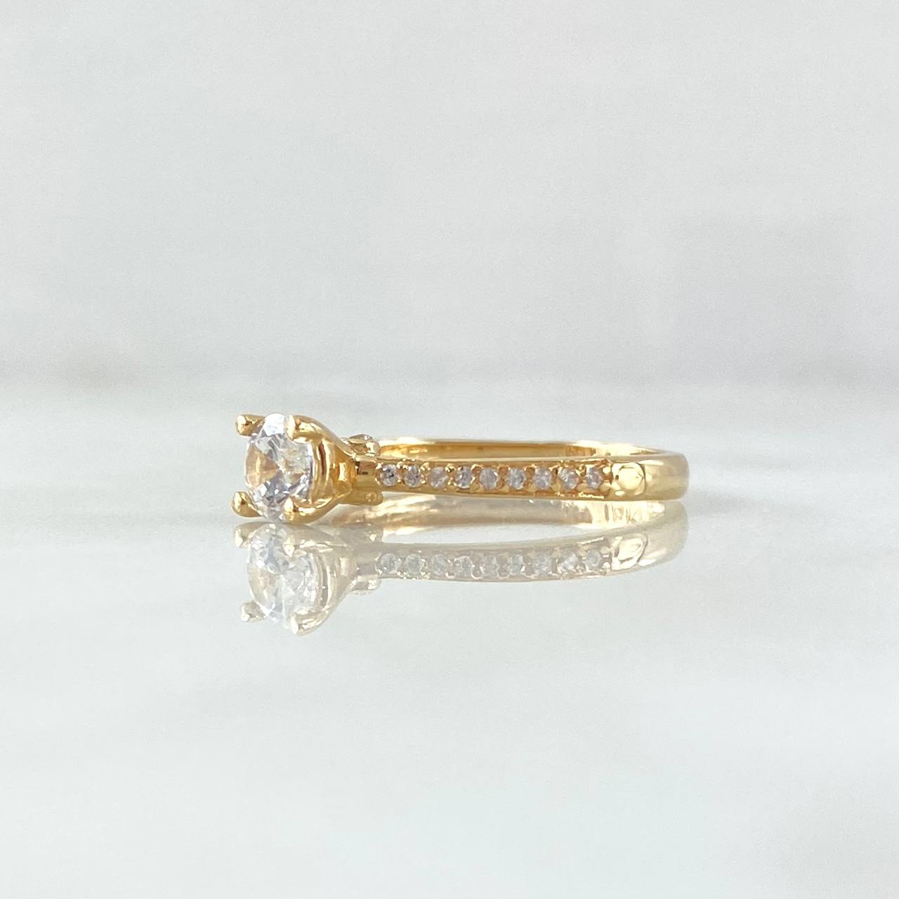 Anillo Solitario Cetro 1.95gr / T6 3/4 / Circones Blancos Oro Amarillo 18K