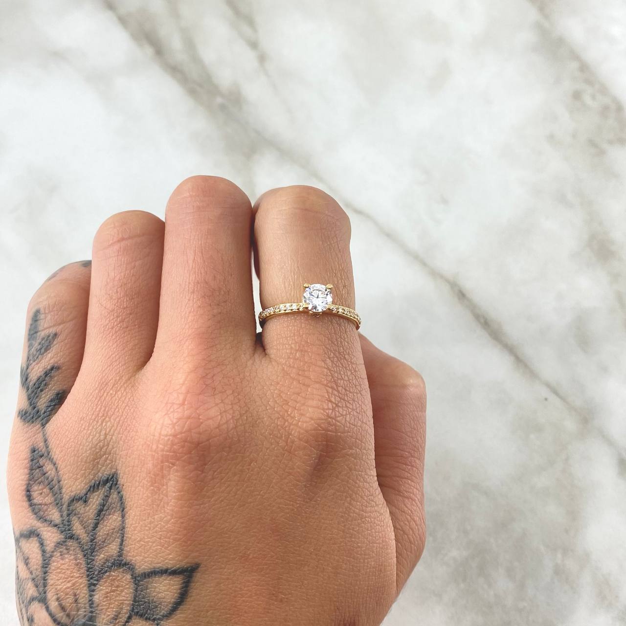 Anillo Solitario Cetro 1.95gr / T6 3/4 / Circones Blancos Oro Amarillo 18K