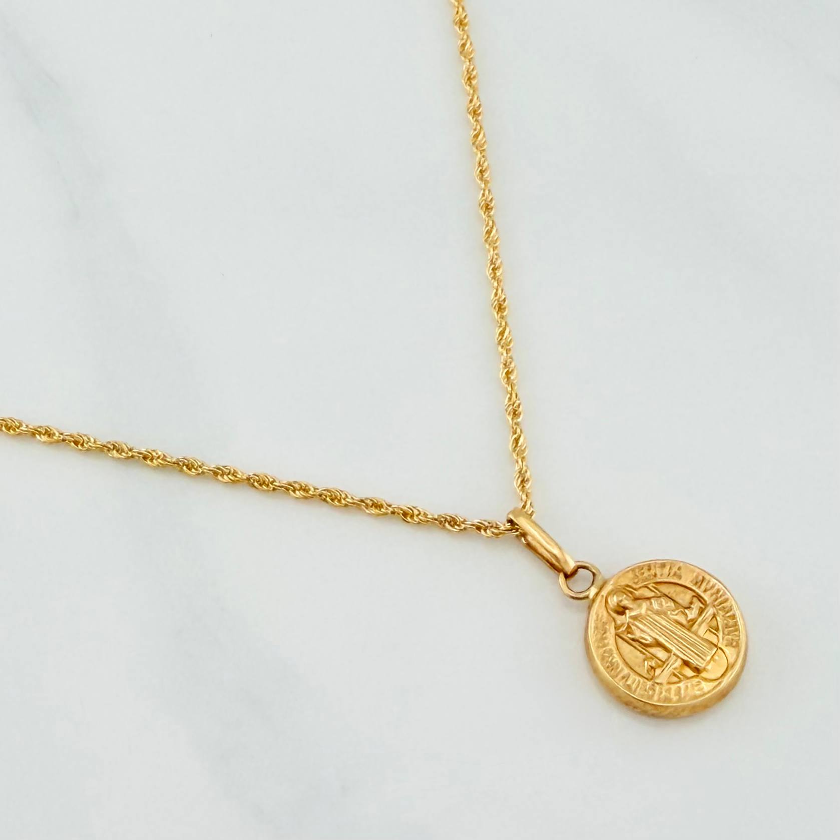Set Cadena Lazo + Dije San Benito / 1.75gr / 60 cm Oro Amarillo 18K