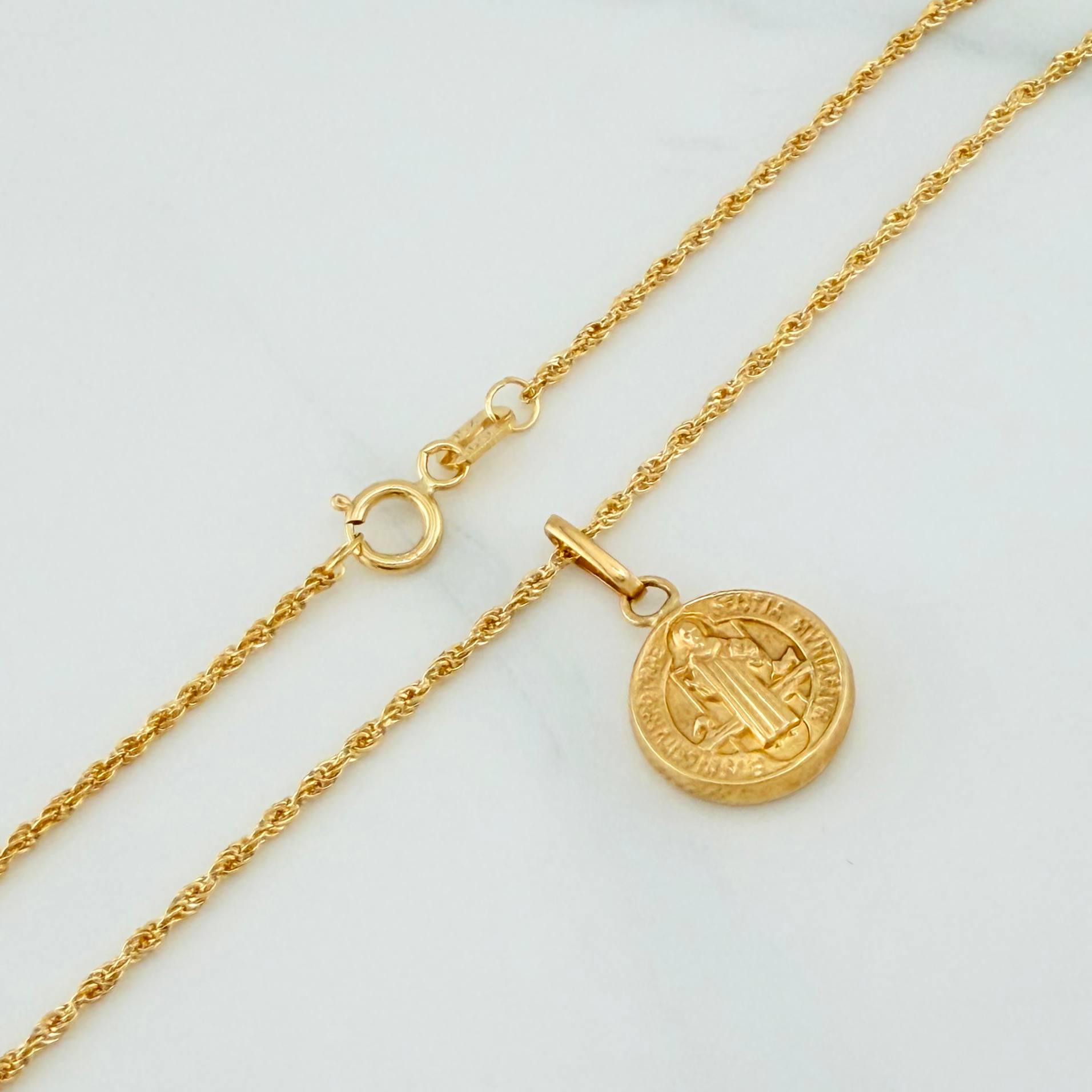 Set Cadena Lazo + Dije San Benito / 1.75gr / 60 cm Oro Amarillo 18K