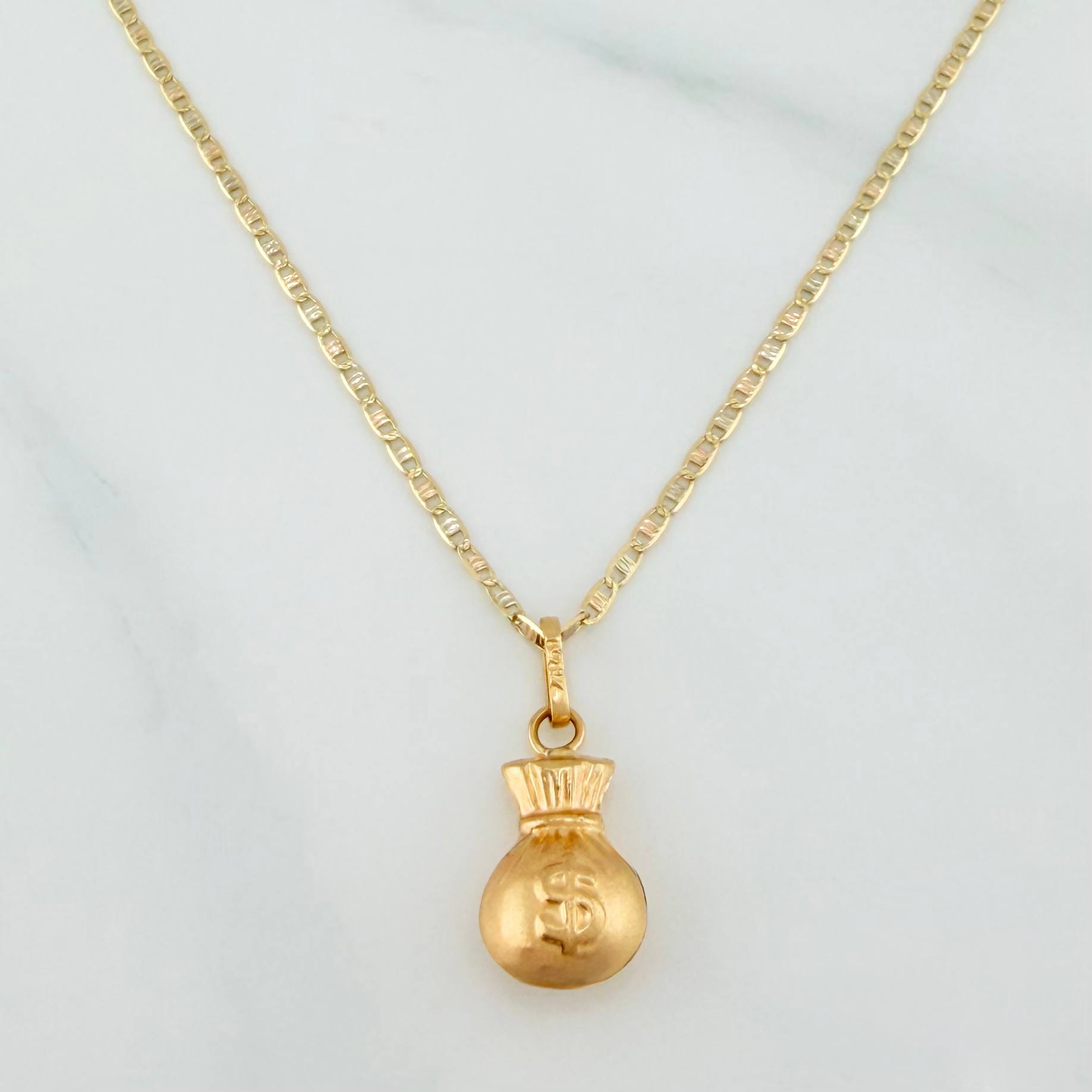 Set Cadena Escalera Plana + Dije Bolsa De Dinero / 2.1gr / 50 cm Tres Oros 18K