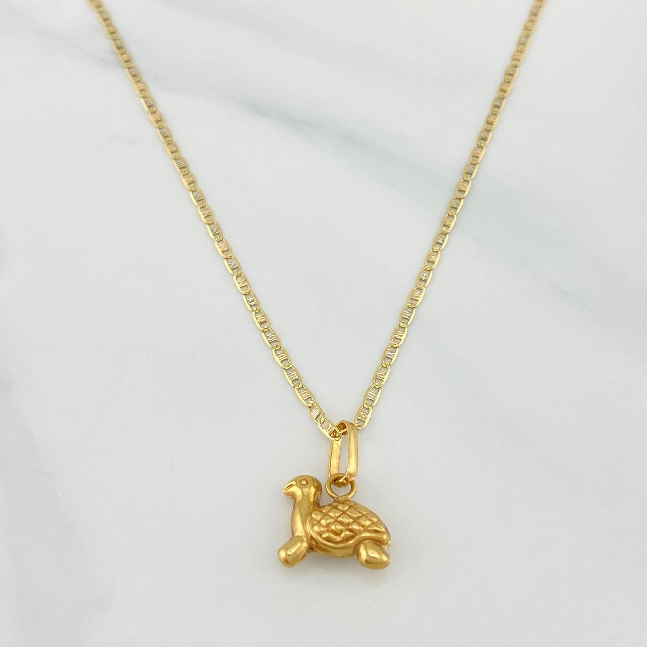 Set Cadena Escalera Plana + Dije Tortuga / 2.2gr / 50 cm Tres Oros 18K