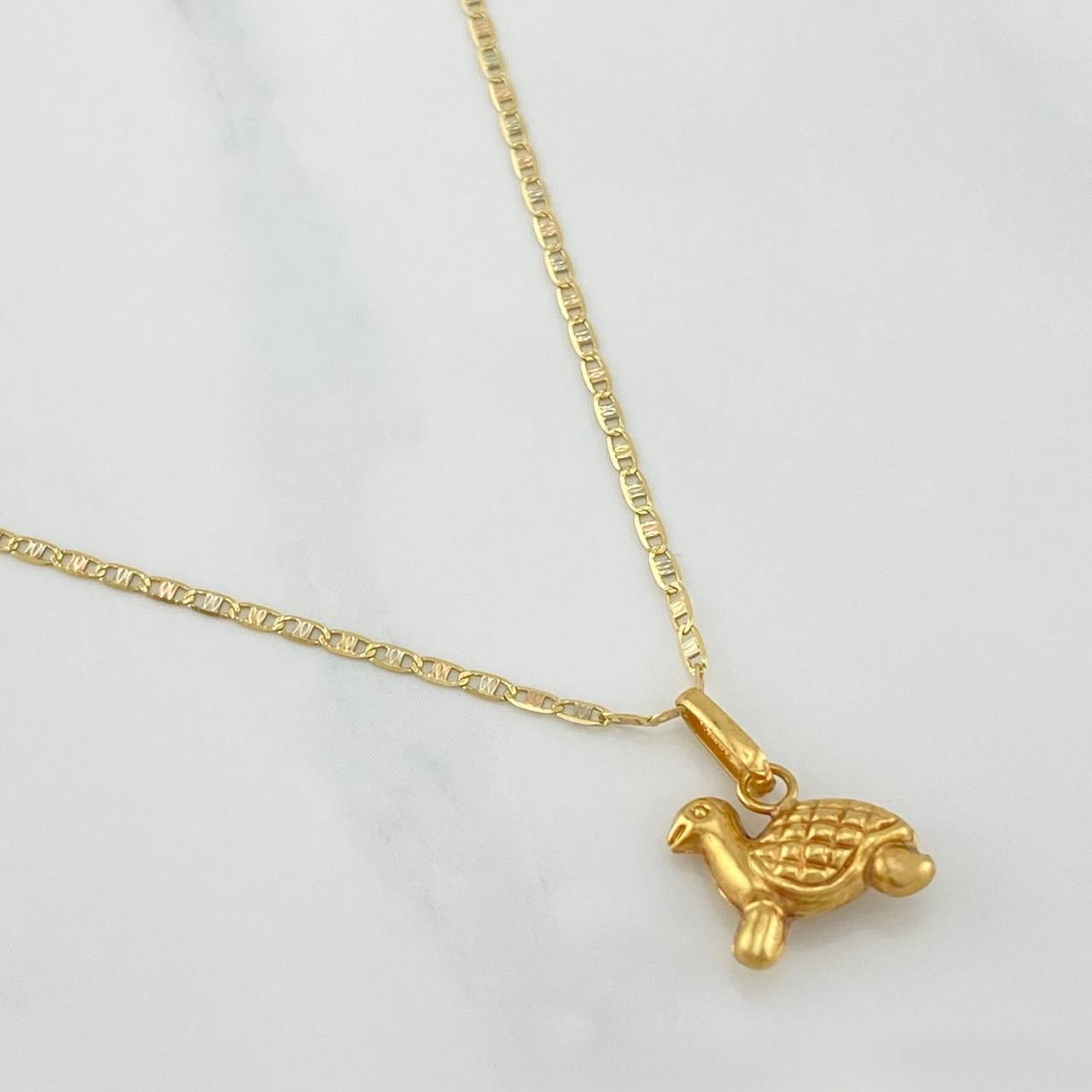 Set Cadena Escalera Plana + Dije Tortuga / 2.2gr / 50 cm Tres Oros 18K