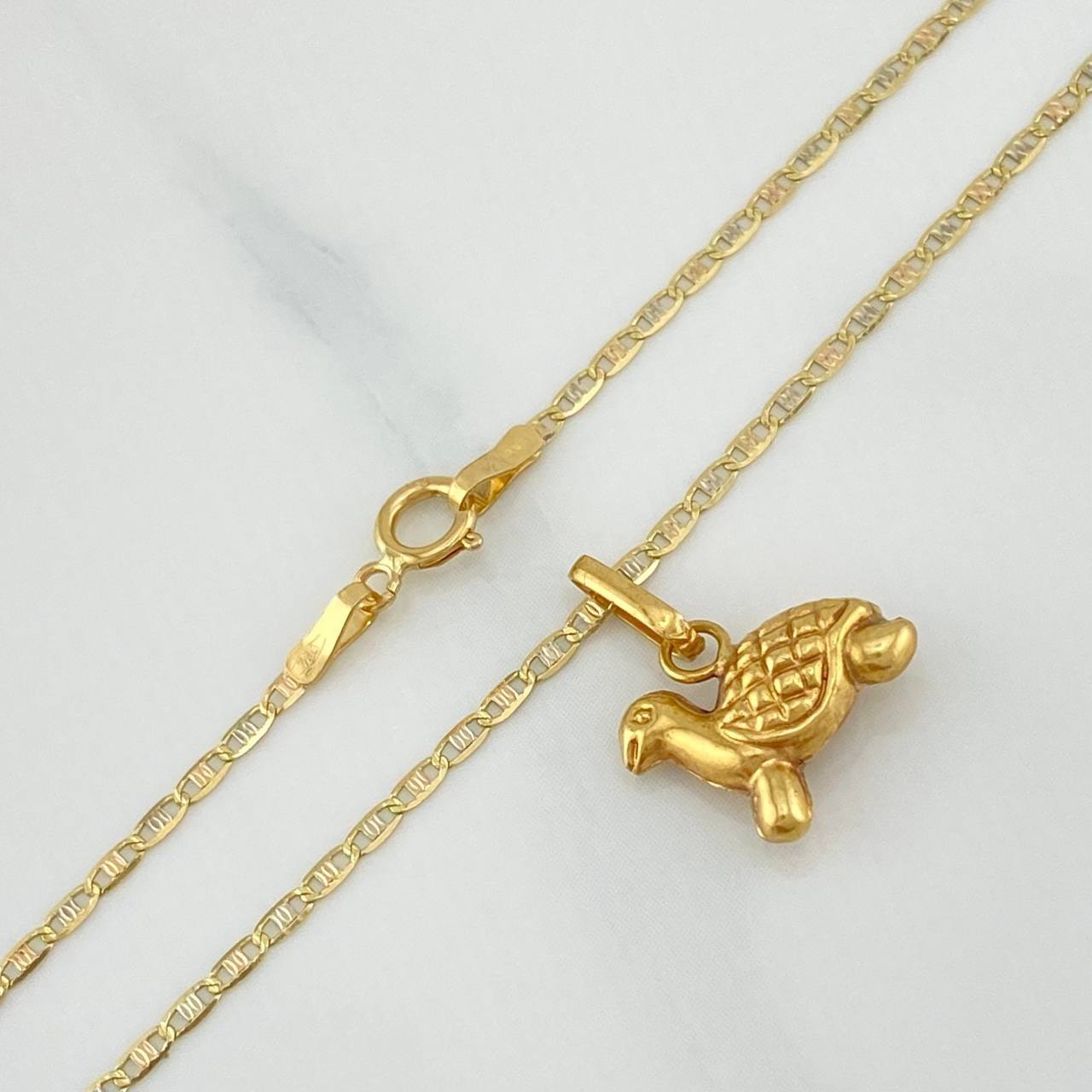 Set Cadena Escalera Plana + Dije Tortuga / 2.2gr / 50 cm Tres Oros 18K