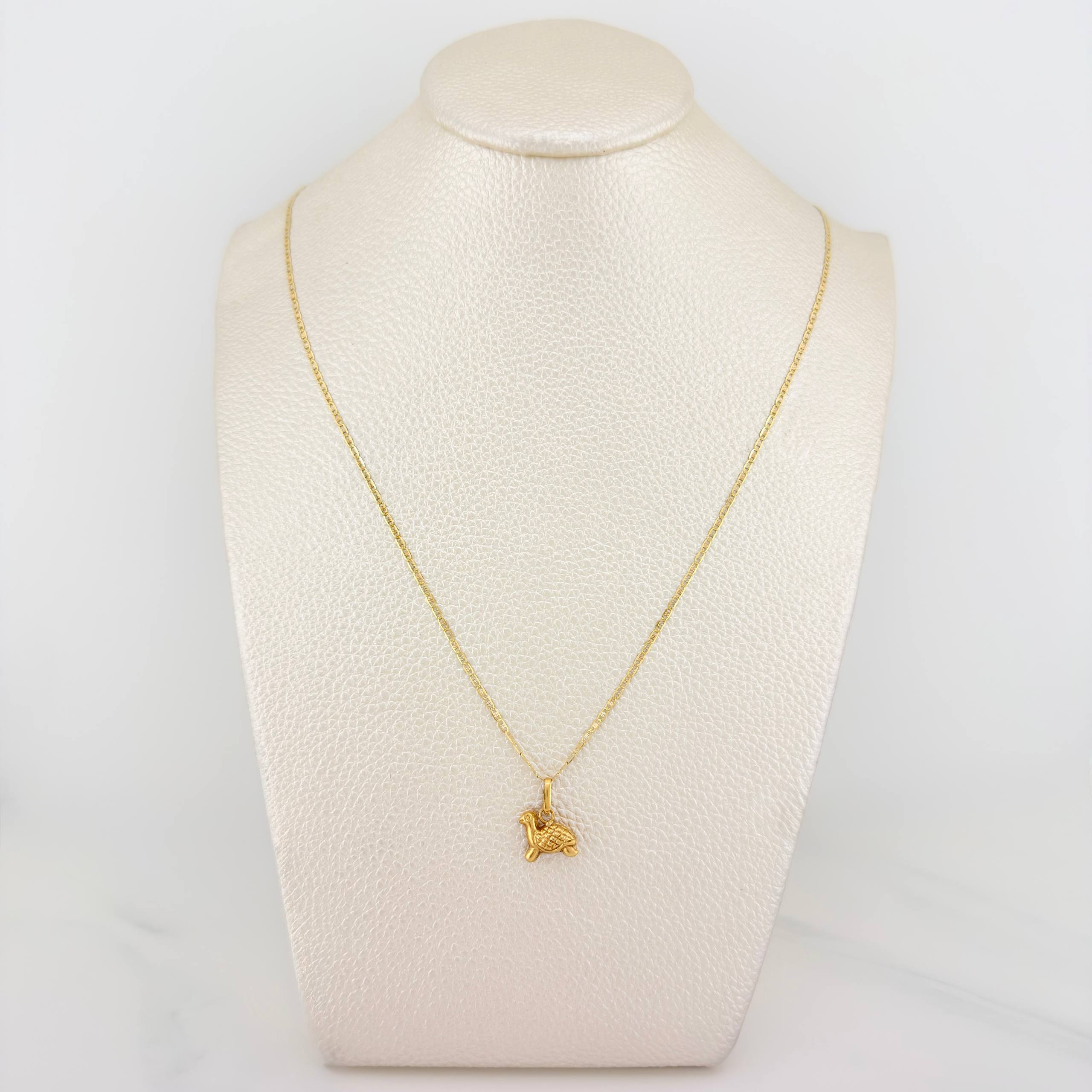Set Cadena Escalera Plana + Dije Tortuga / 2.2gr / 50 cm Tres Oros 18K