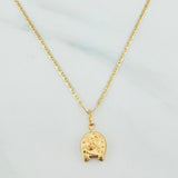 Set Cadena Escalera Plana + Dije Herradura De Caballo / 2.15gr / 50 cm Tres Oros 18K