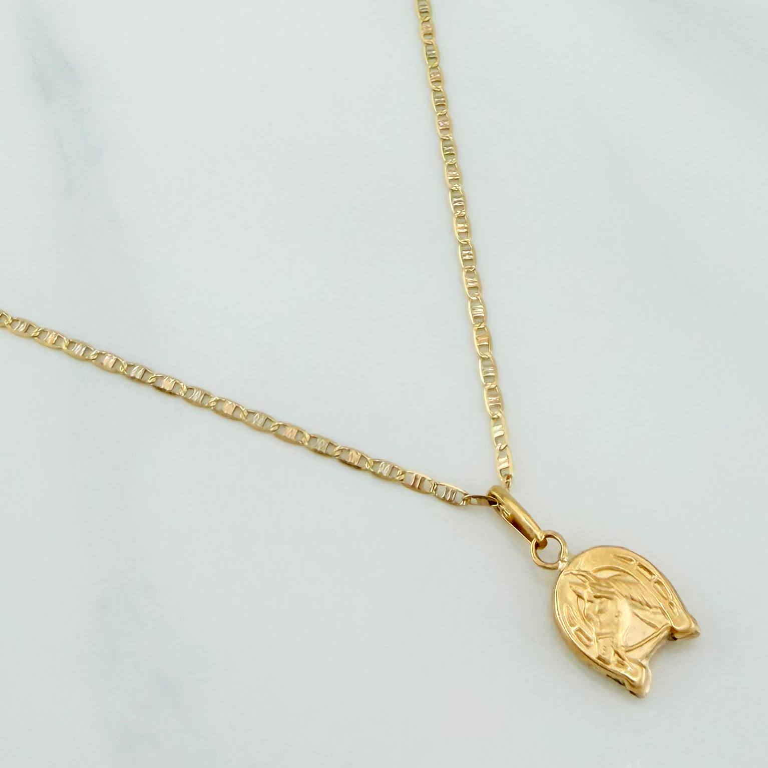 Set Cadena Escalera Plana + Dije Herradura De Caballo / 2.15gr / 50 cm Tres Oros 18K
