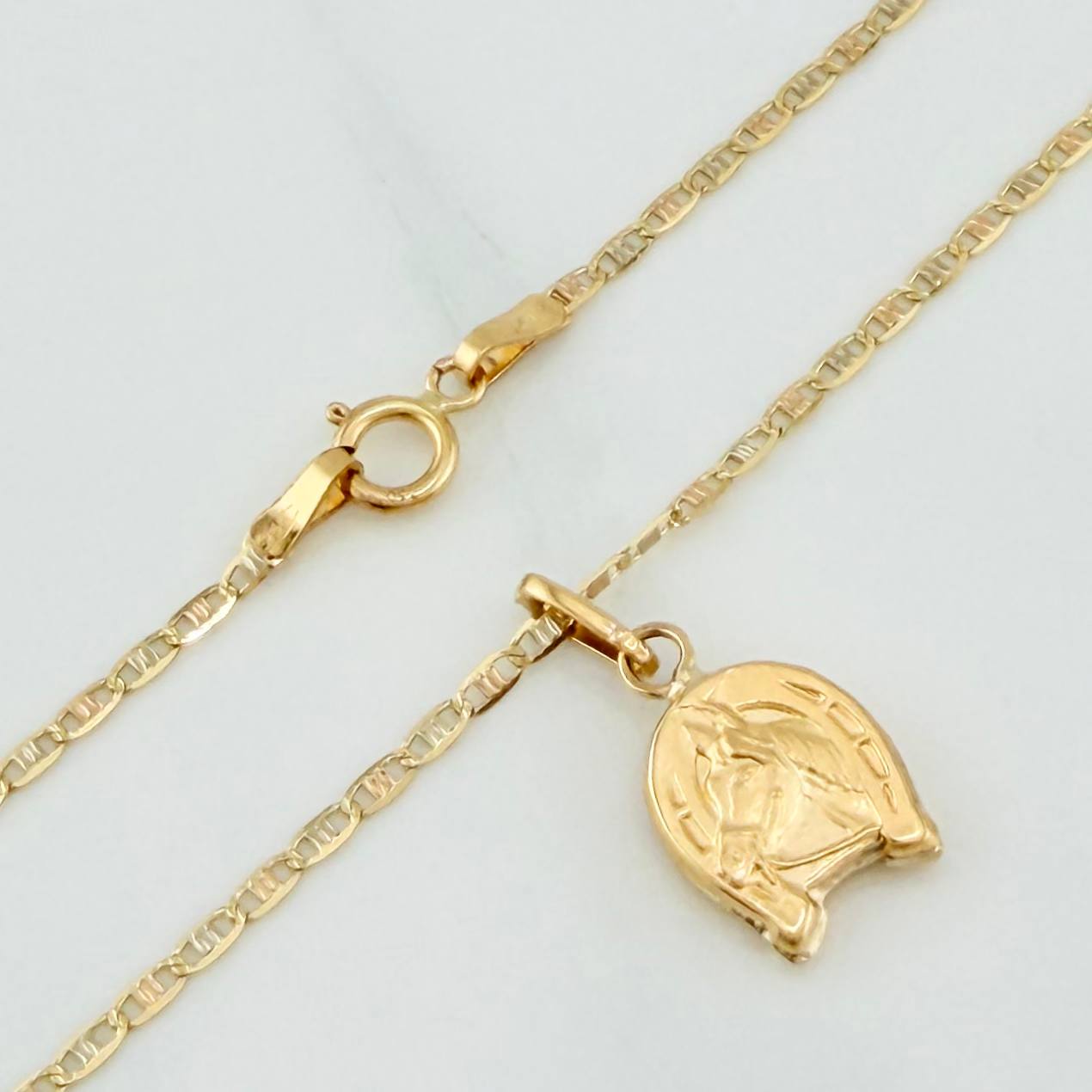 Set Cadena Escalera Plana + Dije Herradura De Caballo / 2.15gr / 50 cm Tres Oros 18K