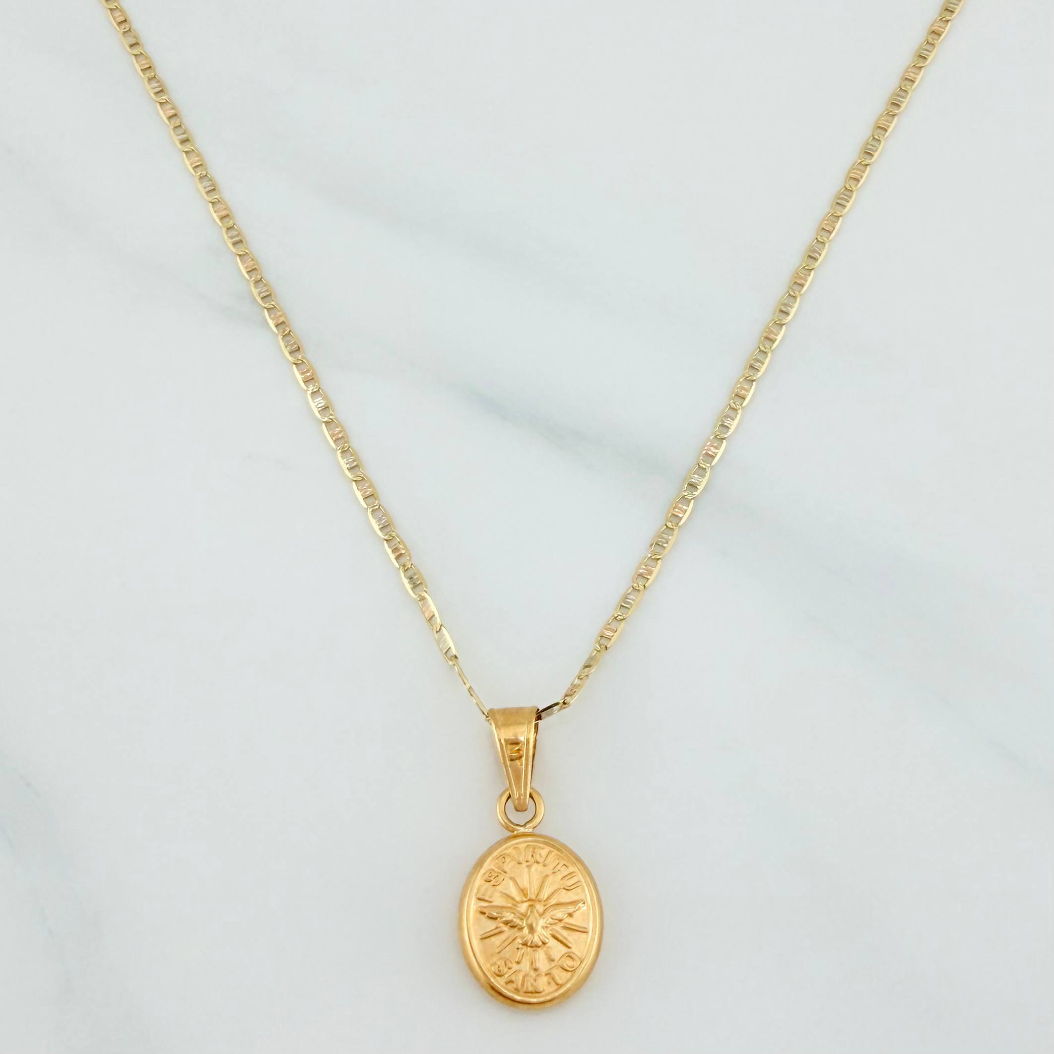 Set Cadena Escalera Plana + Dije Espiritu Santo / 2.2gr / 50 cm Tres Oros 18K