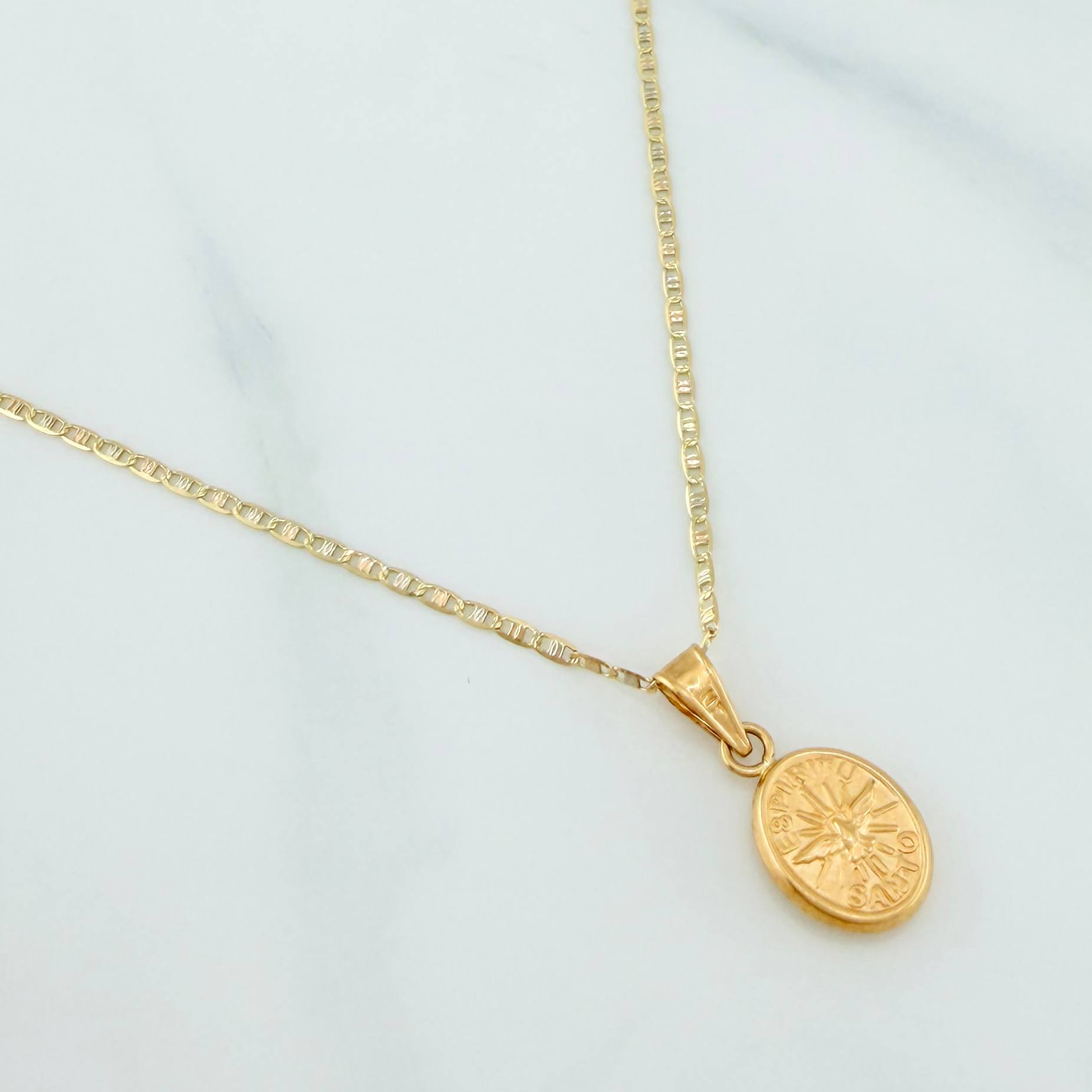 Set Cadena Escalera Plana + Dije Espiritu Santo / 2.2gr / 50 cm Tres Oros 18K