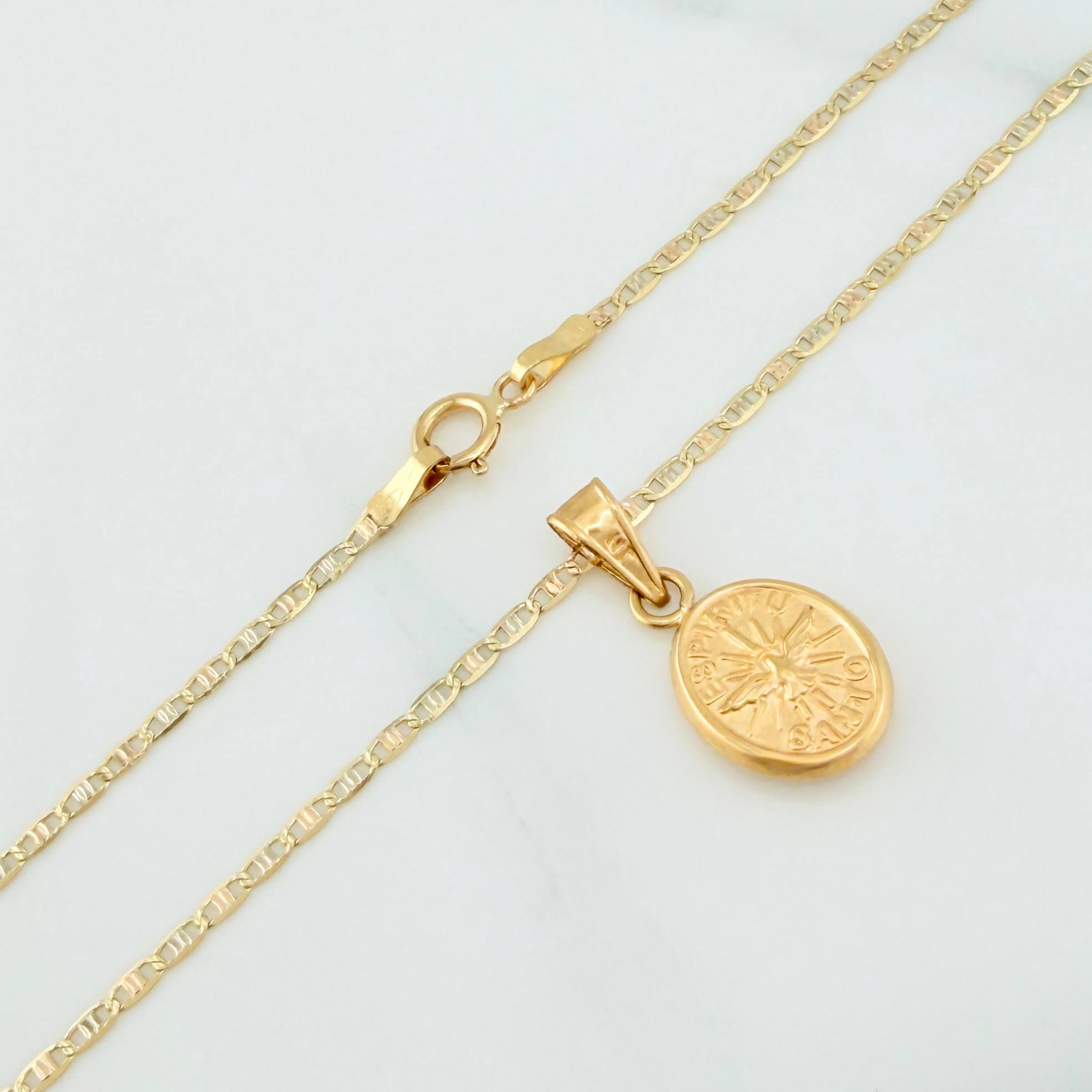 Set Cadena Escalera Plana + Dije Espiritu Santo / 2.2gr / 50 cm Tres Oros 18K