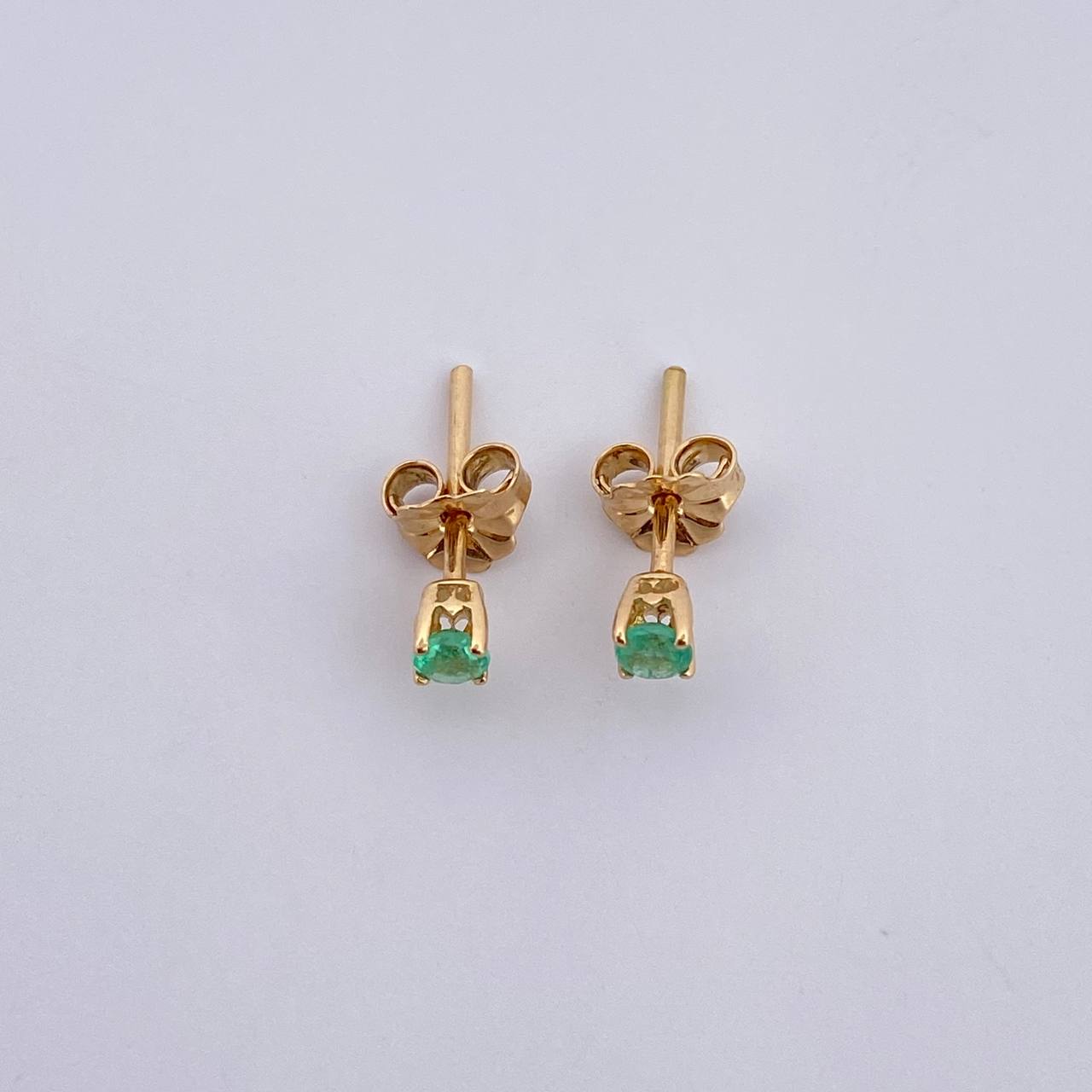 Topos Cuatro Garras 0.8gr / Esmeralda 15 Pts Oro Amarillo 18K (Joya) &
