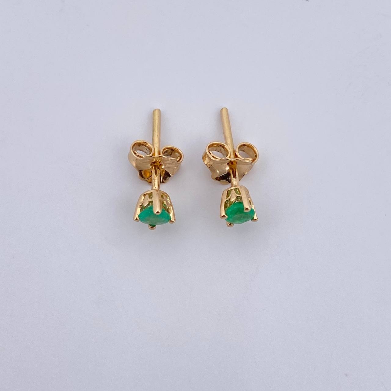 Topos Cuatro Garras 0.95gr / Esmeraldas 50 Pts Oro Amarillo 18K (Joya) &