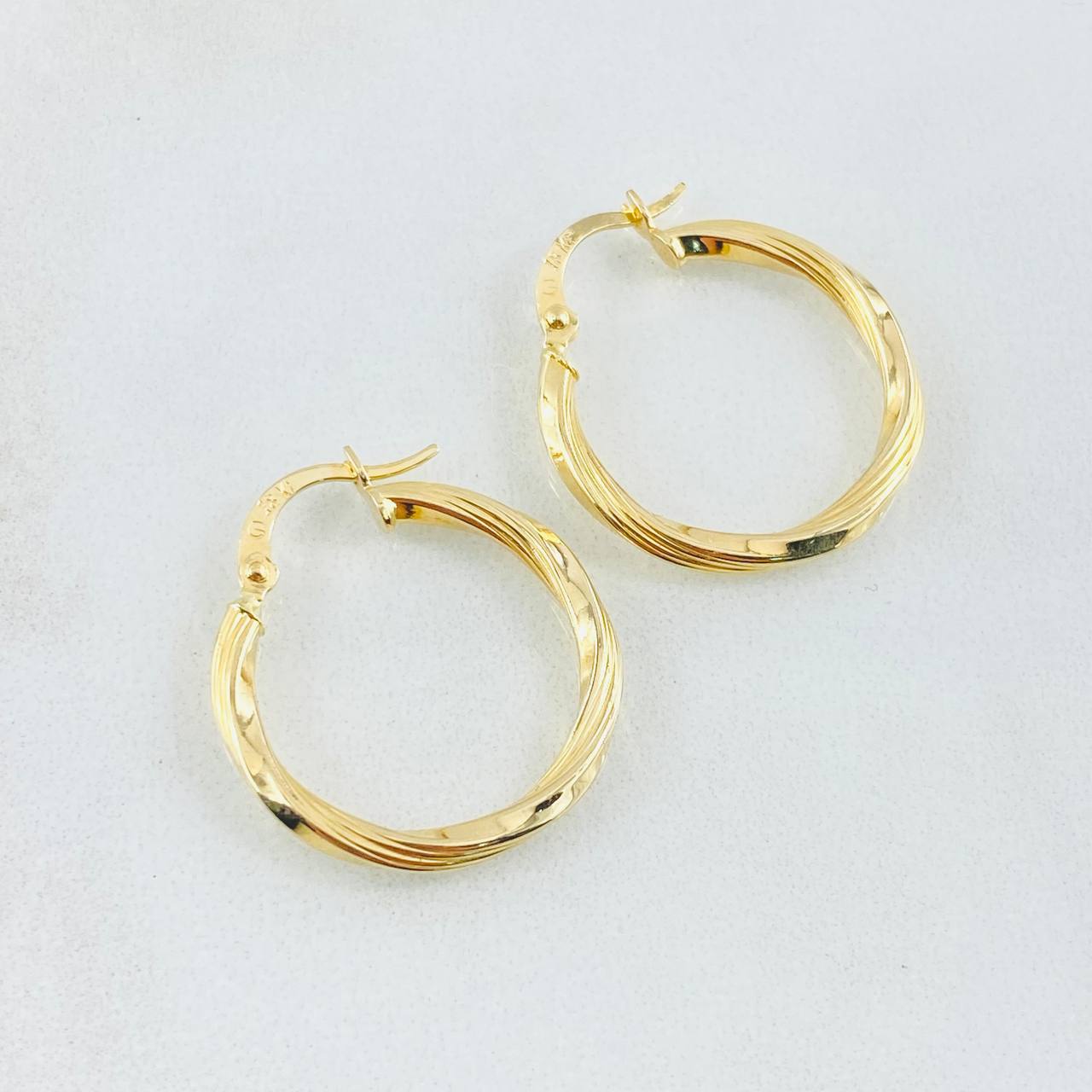 Candongas Kris 1.6gr / 2.3cm / Oro Amarillo 18K