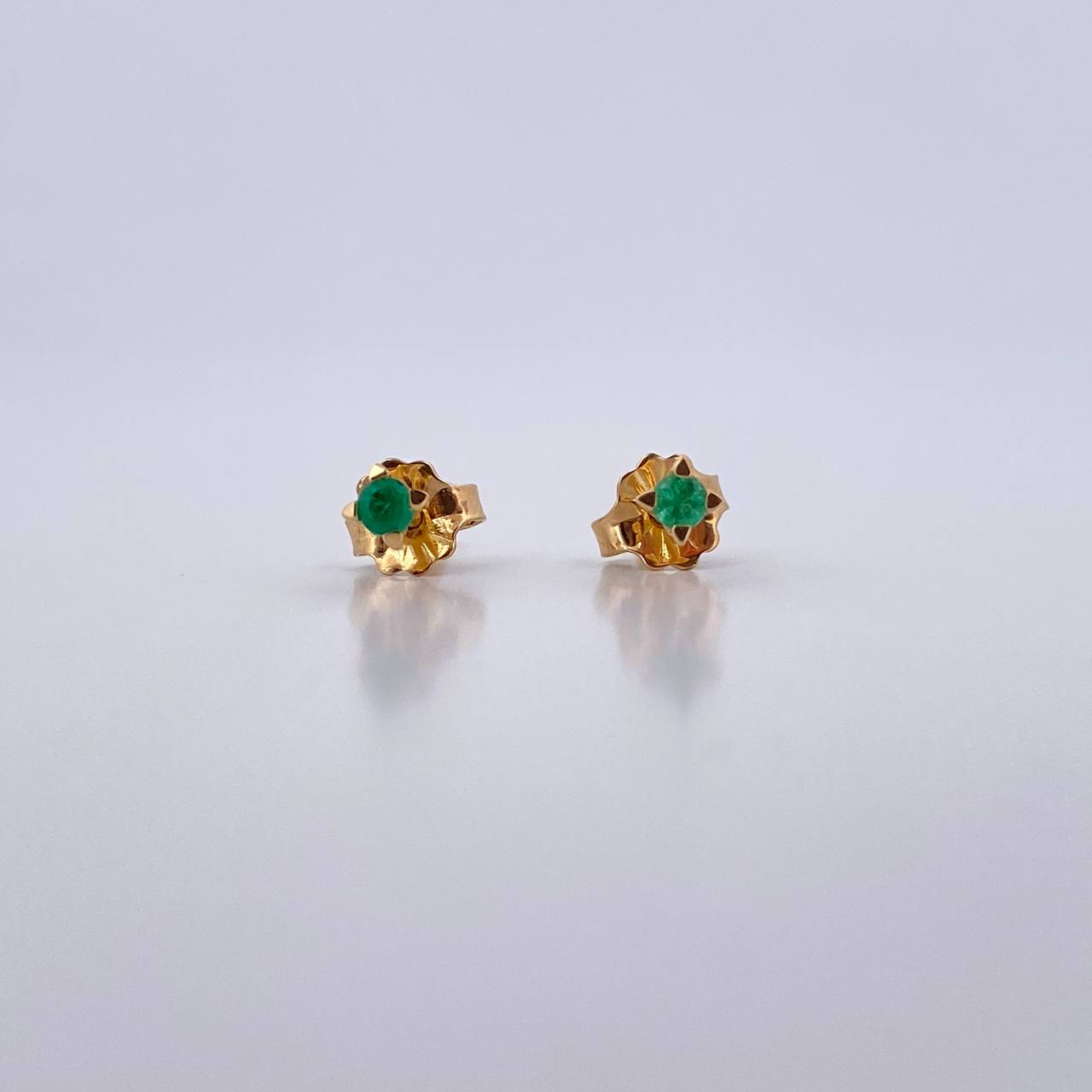 Topos Cuatro Garras 0.8gr / Esmeralda 12 Pts Oro Amarillo 18K (Joya) &