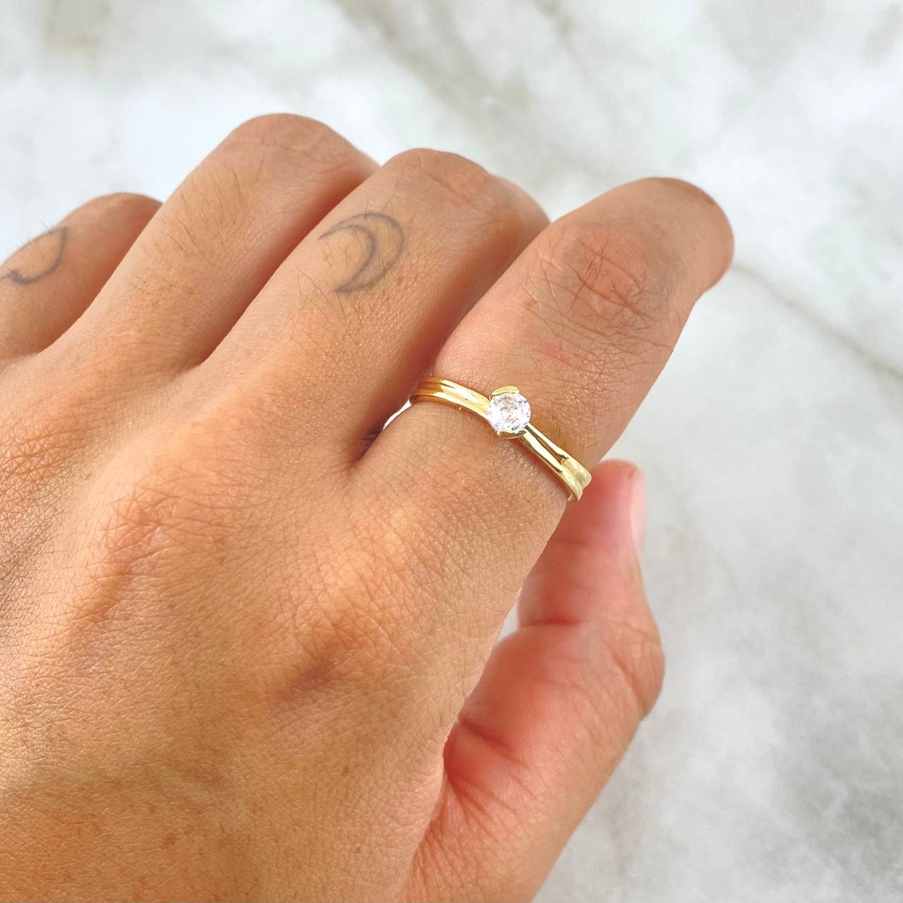 Anillo Solitario Abrazo 2.7gr / T6 3/4 / Circon Blanco Oro Amarillo 18K