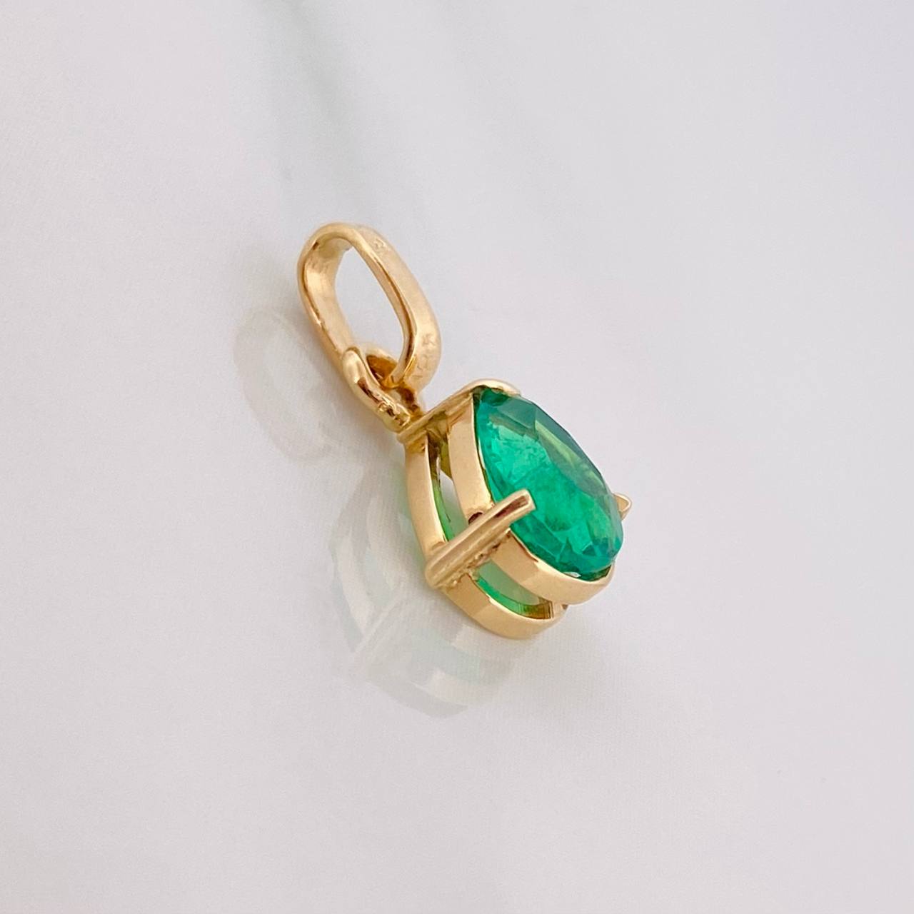 Dije Gota Esmeralda 40pts 0.75g / 1.5cm Oro Amarillo 18K