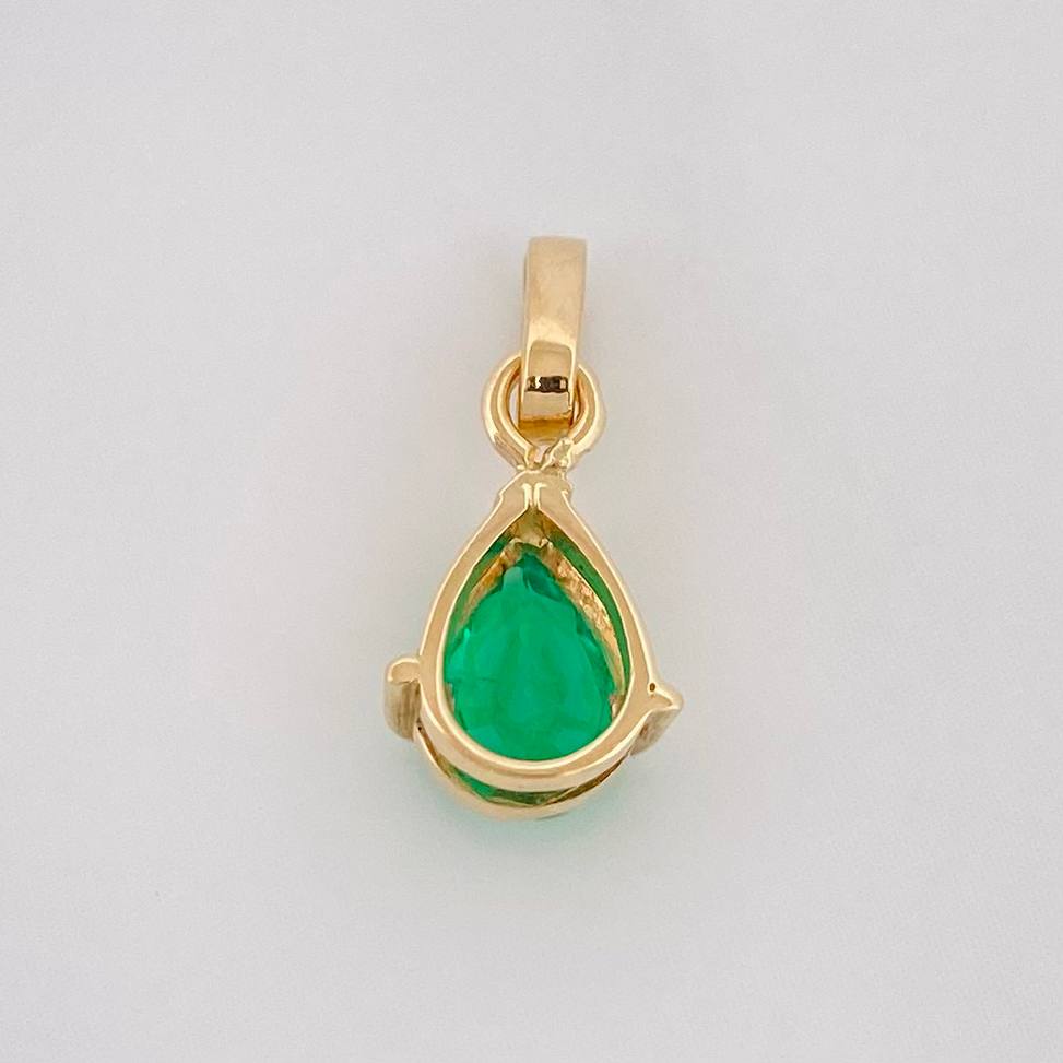 Dije Gota Esmeralda 40pts 0.75g / 1.5cm Oro Amarillo 18K