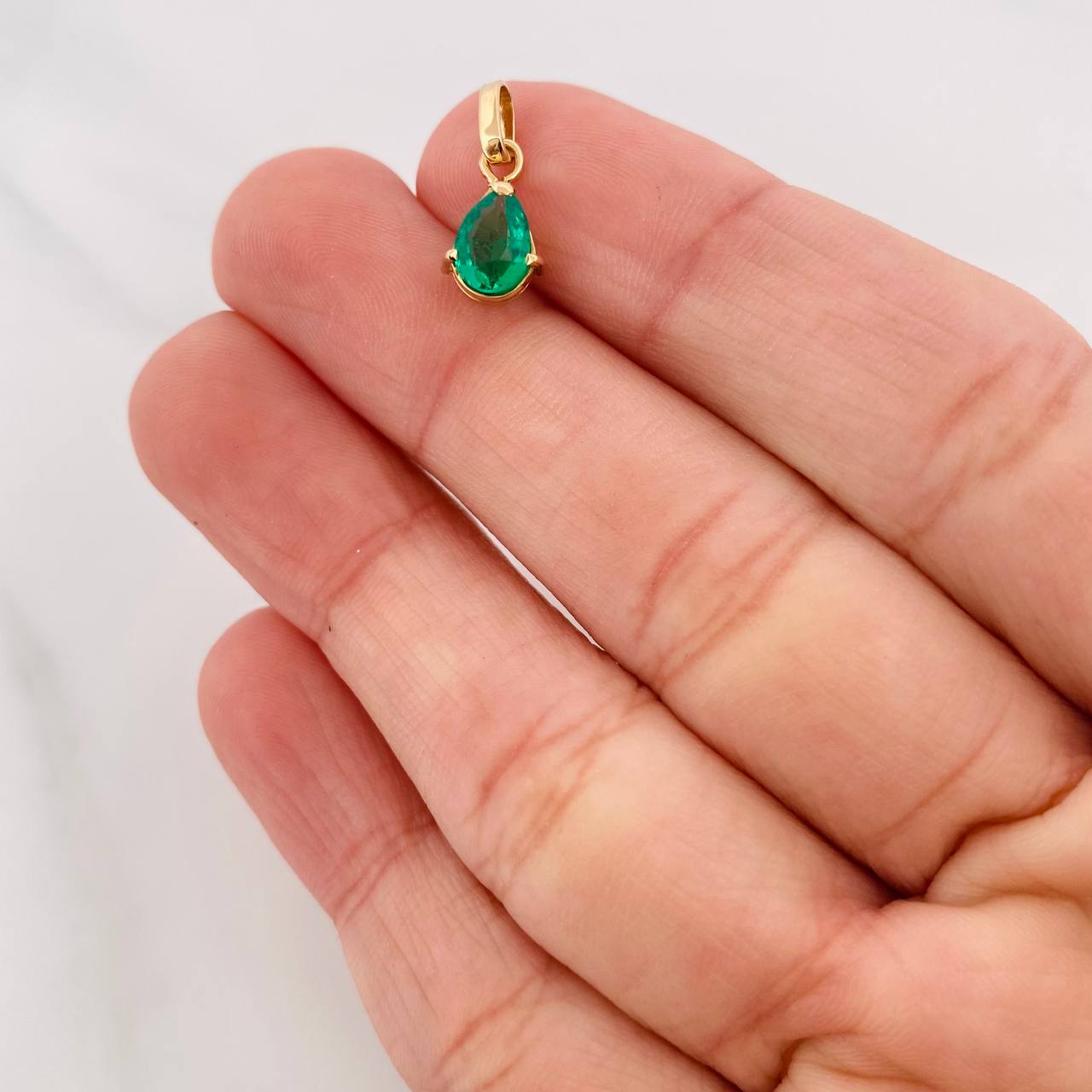 Dije Gota Esmeralda 40pts 0.75g / 1.5cm Oro Amarillo 18K