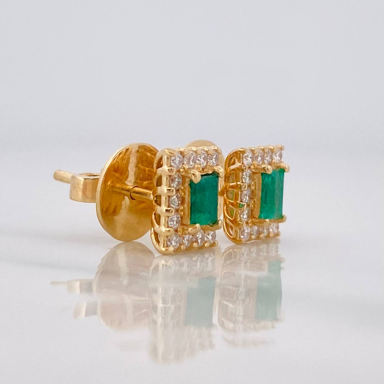 Topos Halo Cuadrado Diamantes 56pts Esmeralda 22pts 3.4g / 6.45mm Oro Amarillo 18K