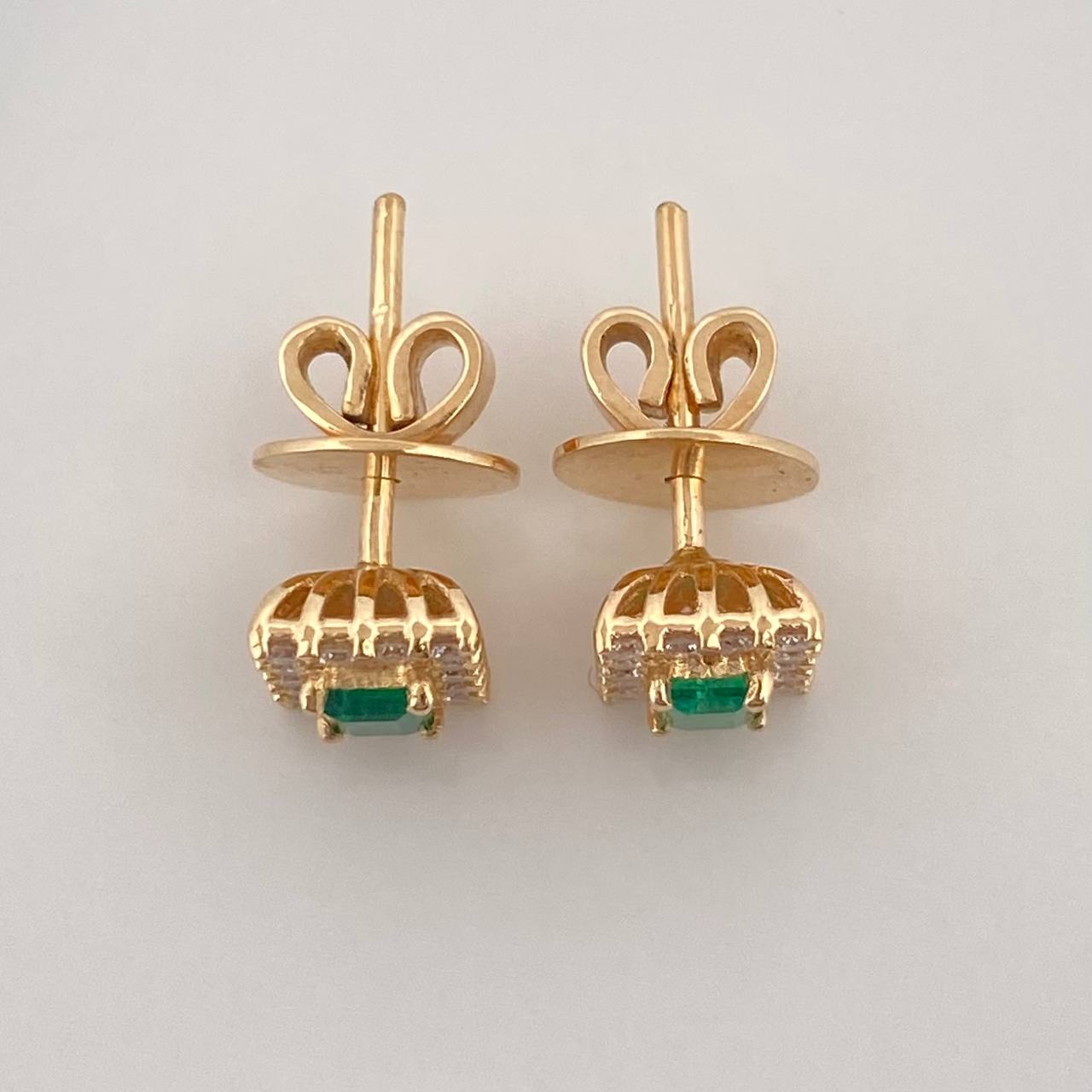 Topos Halo Cuadrado Diamantes 56pts Esmeralda 22pts 3.4g / 6.45mm Oro Amarillo 18K