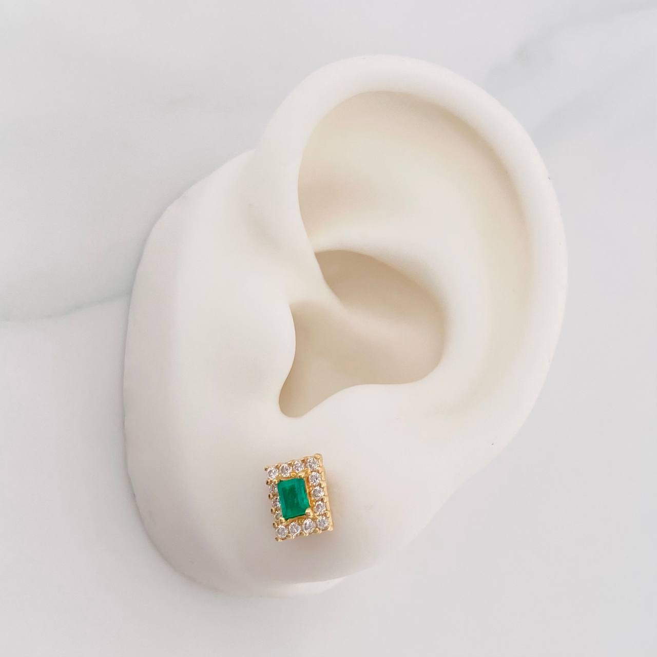 Topos Halo Cuadrado Diamantes 56pts Esmeralda 22pts 3.4g / 6.45mm Oro Amarillo 18K