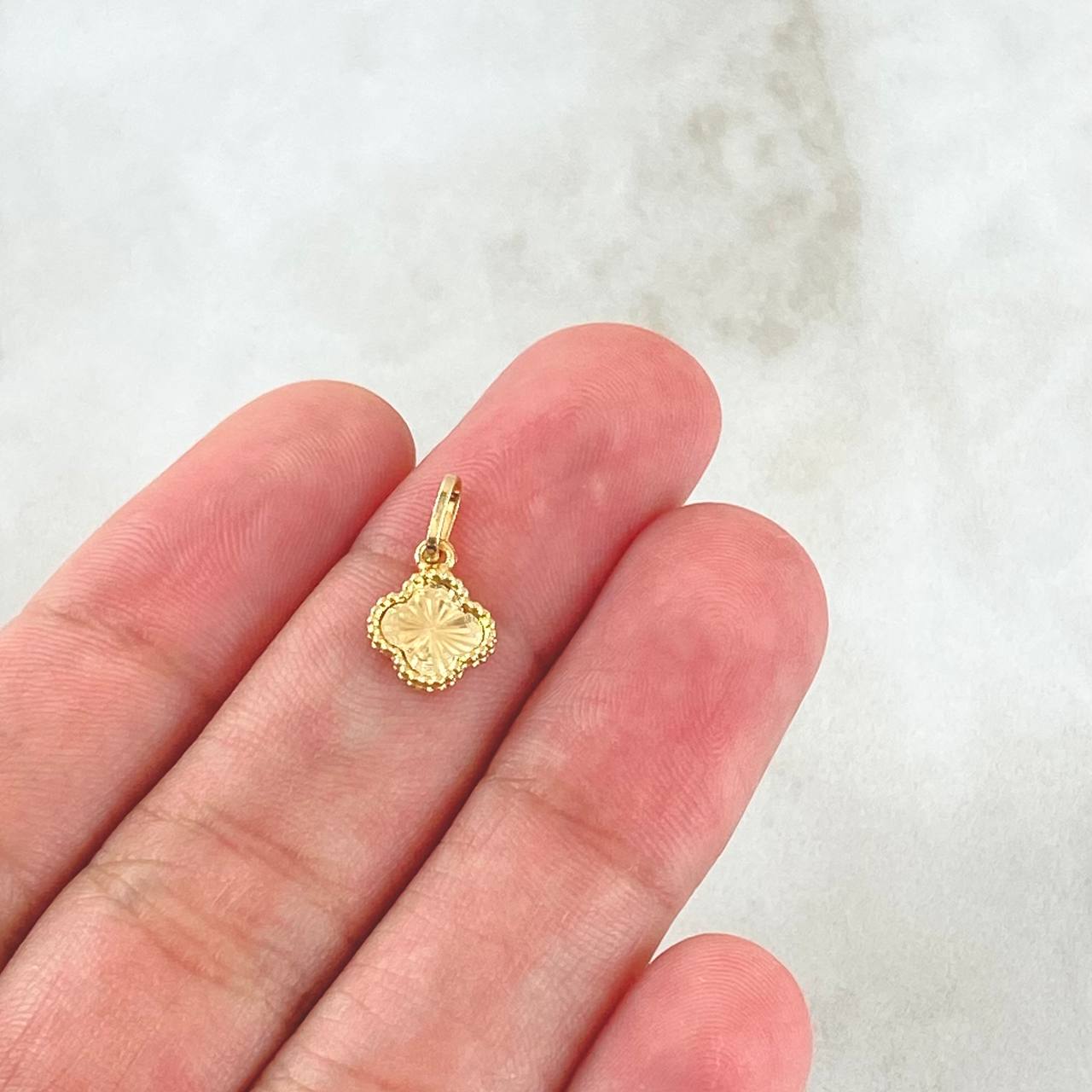 Dije Trebol 0.5gr / 1.4cm-Bordeado Diamantado Oro Amarillo Nac.Esp. 18K ©