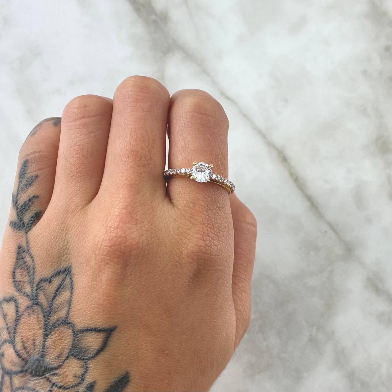 Anillo Solitario Doble Linea 2.5gr / T 7 / Circones Blancos Dos Oros Amarillo Blanco 18K