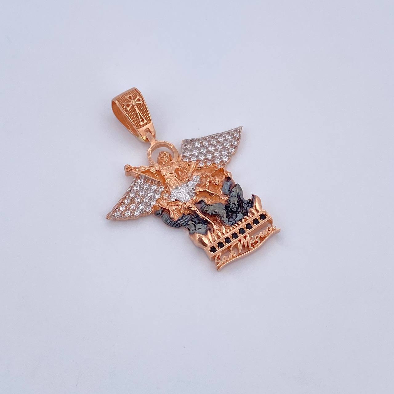 Dije San Miguel Arcángel 5.45gr / 3.5cm / Circones Negros Blancos Tres Oros 18K $
