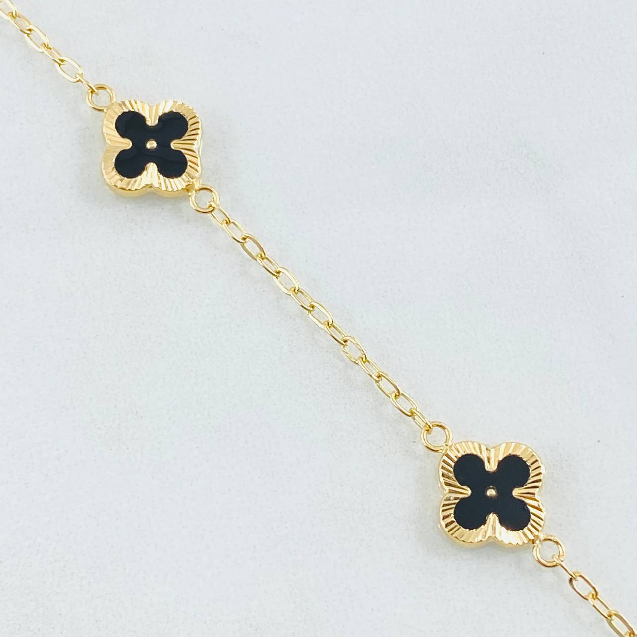 Pulso Trebol Negro 3.05gr / 18.5cm / 9mm Oro Amarillo 18K *