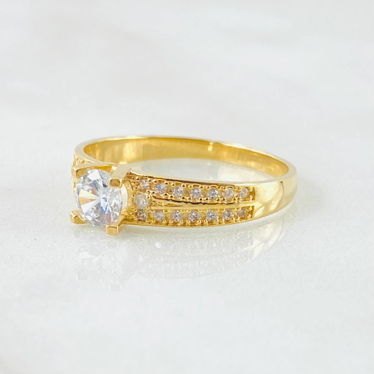 Anillo Solitario 2.6gr / T7 1/4 / Oro Amarillo 18K