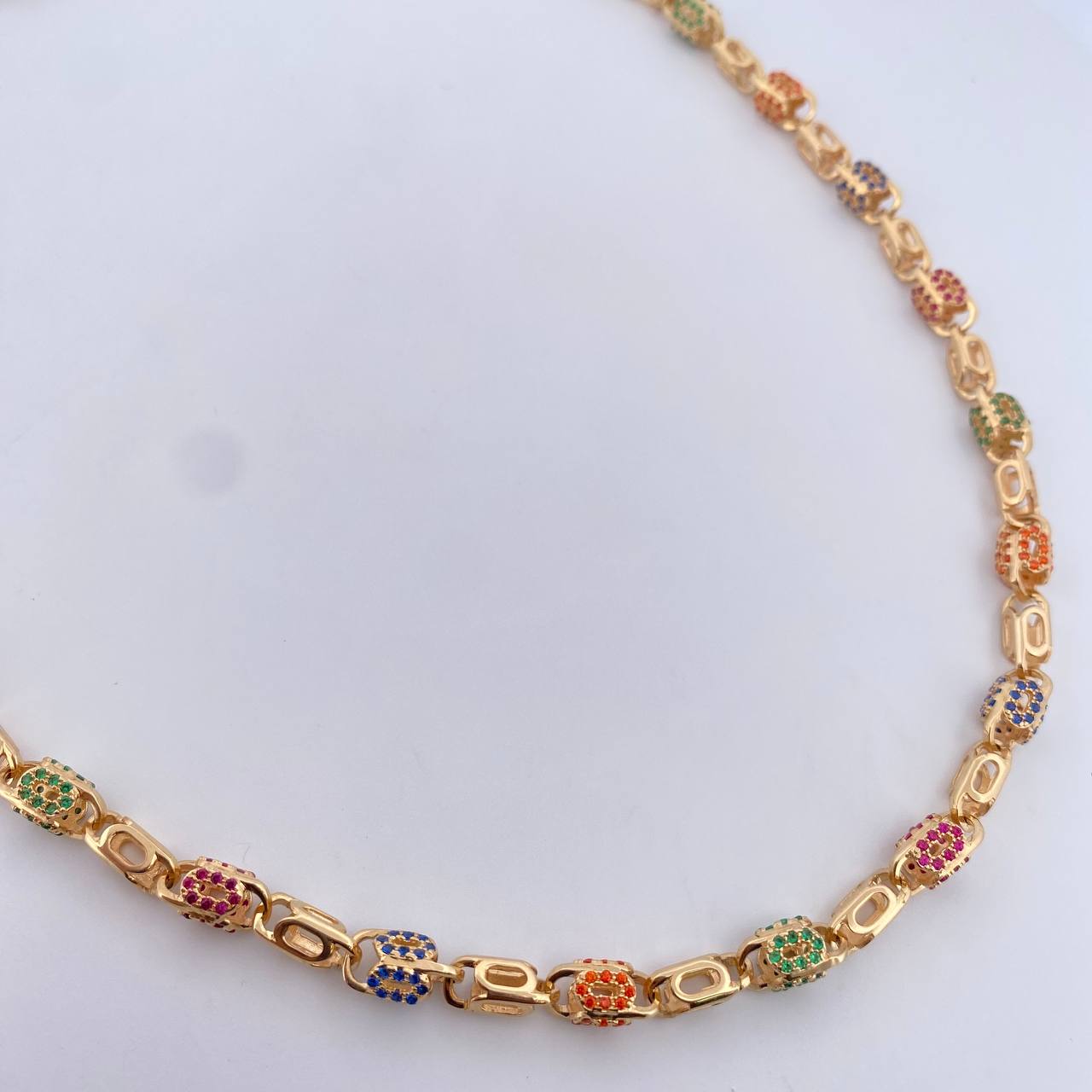 Cadena Rustico Ovalos 49.3gr / 60.4cm / 6.1mm Circones De Colores Oro Amarillo 18K $