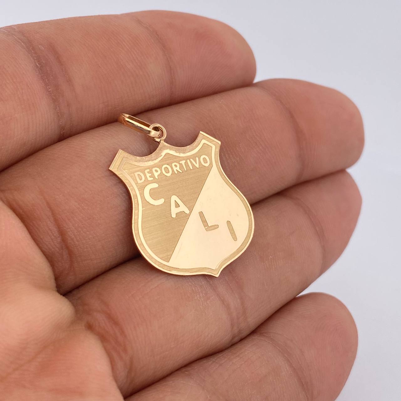 Dije Deportivo Cali 2.3gr / 3.2cm / Oro 18K &