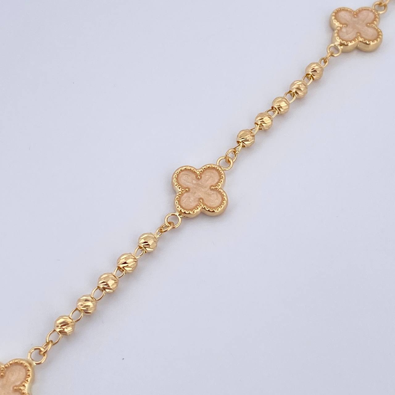 Pulso Trebol Militar 4.35gr / 18.5cm / 3mm Bolas Diamantadas Electroestatico Beige Oro Amarillo 18K &