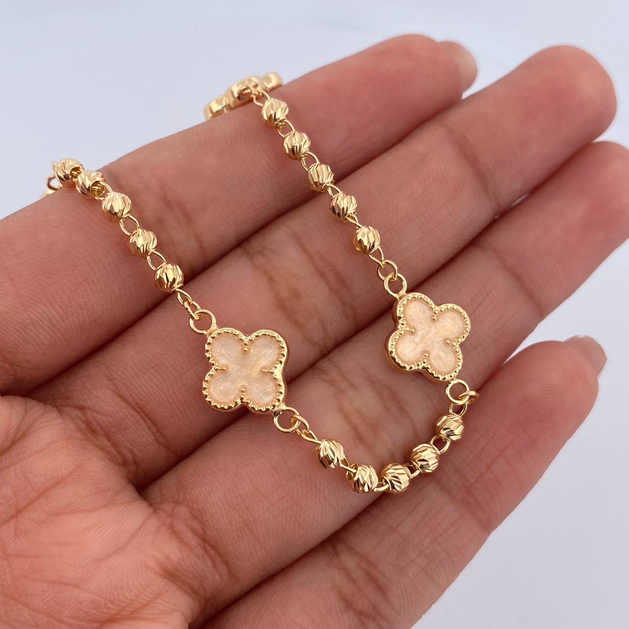 Pulso Trebol Militar 4.5gr / 19cm / 3mm Bolas Diamantadas Electroestatico Beige Oro Amarillo 18K &