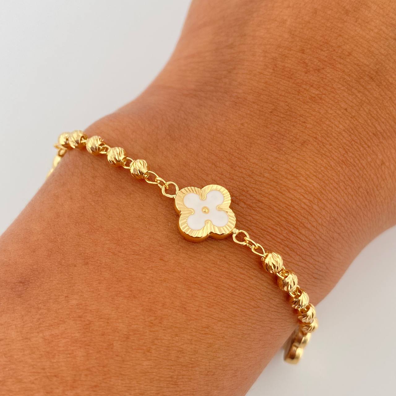 Pulso Trebol Militar 4.55gr / 18.7cm / 3mm Bolas Diamantadas Electroestatico Blanco Oro Amarillo 18K &