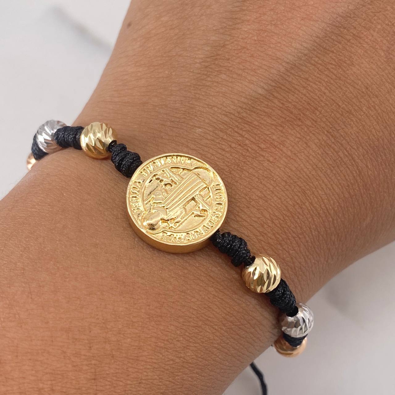 Pulsera Negra Herraje San benito 2.9gr / 6mm Bolas Diamantadas Tres Oros 18K &